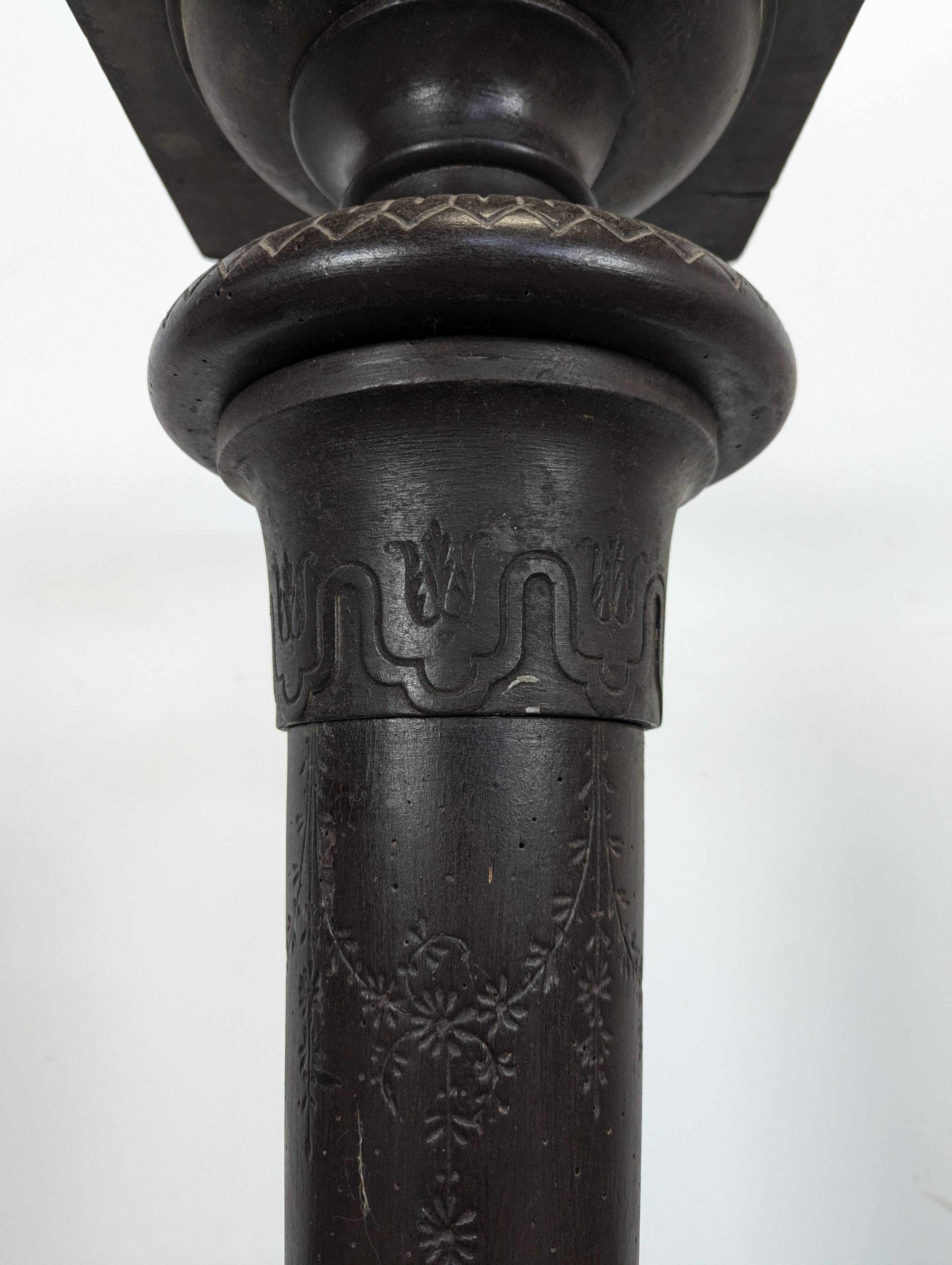 Presentation pedestal column