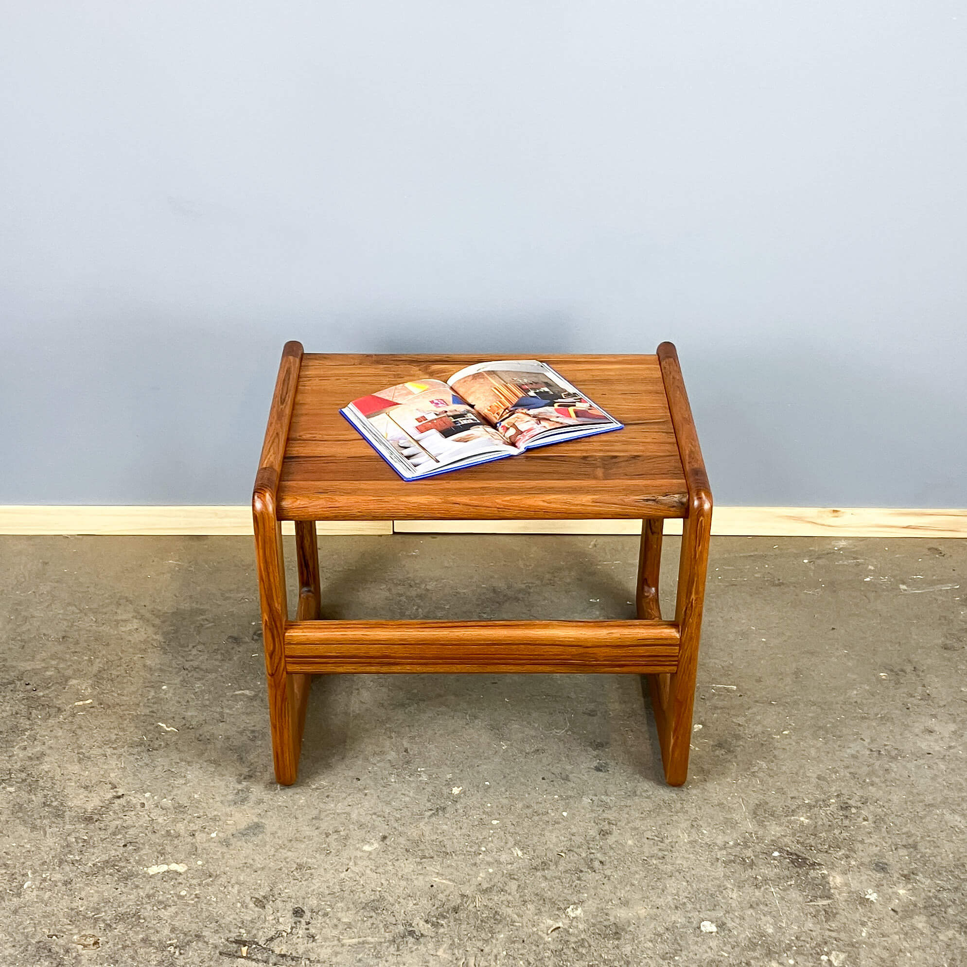 Table d'appoint, teck massif, années 1960