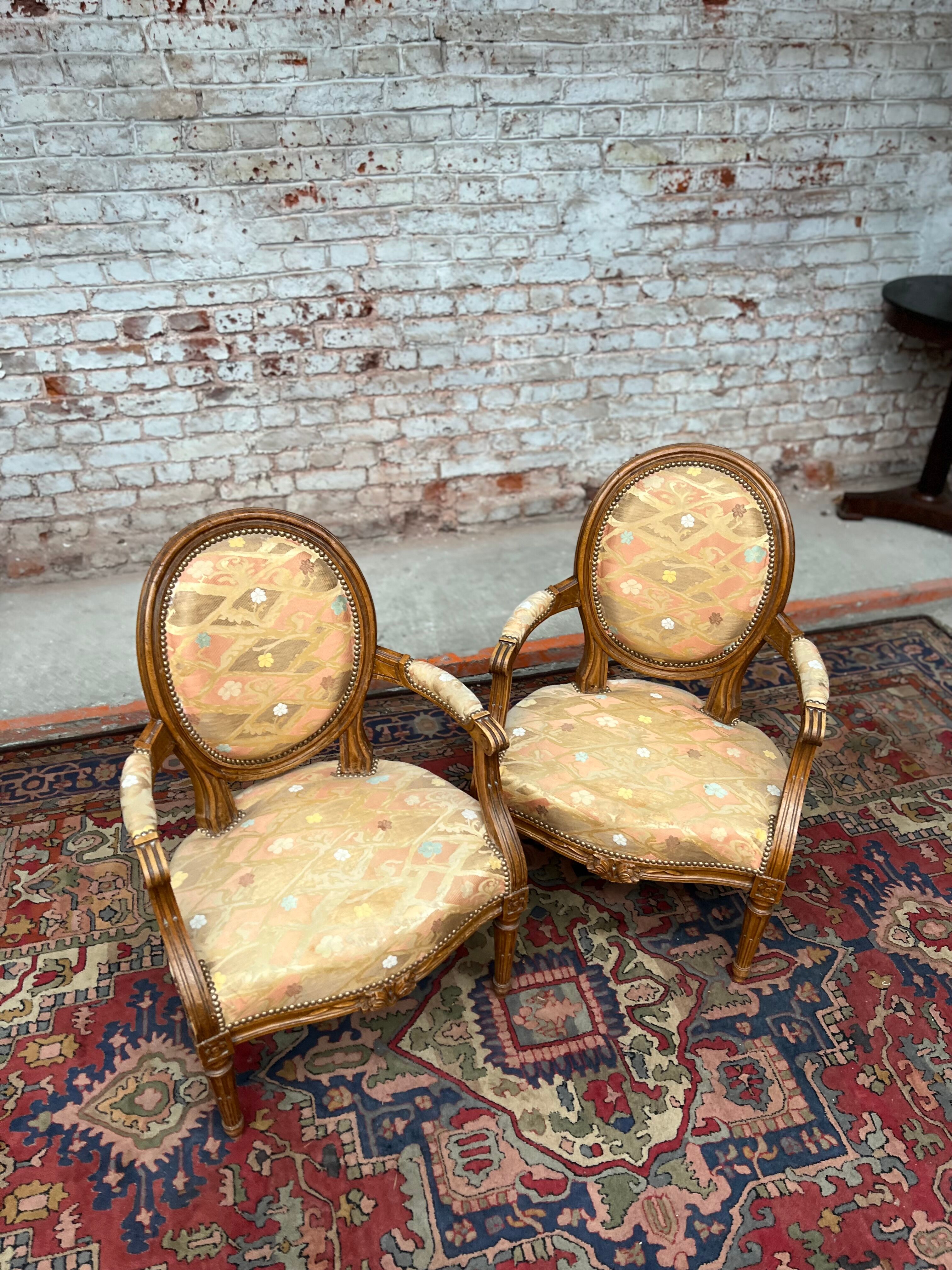 Pair of armchairs medallion in natural wood Louis XVI style
