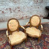 Paire de fauteuils médaillon en bois naturel de style Louis XVI