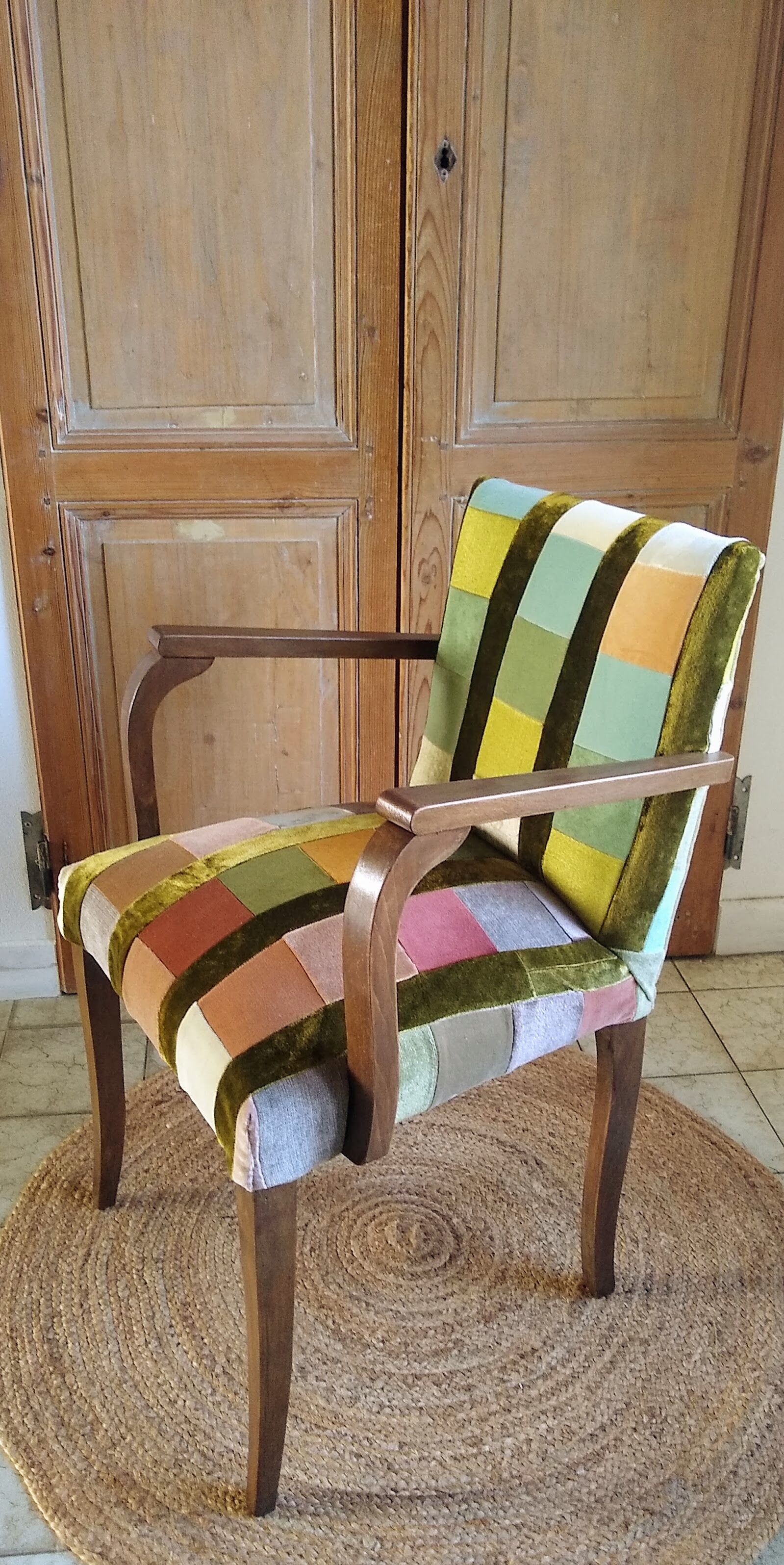 Fauteuil bridge des années 50 en patchwork de velours polychrome