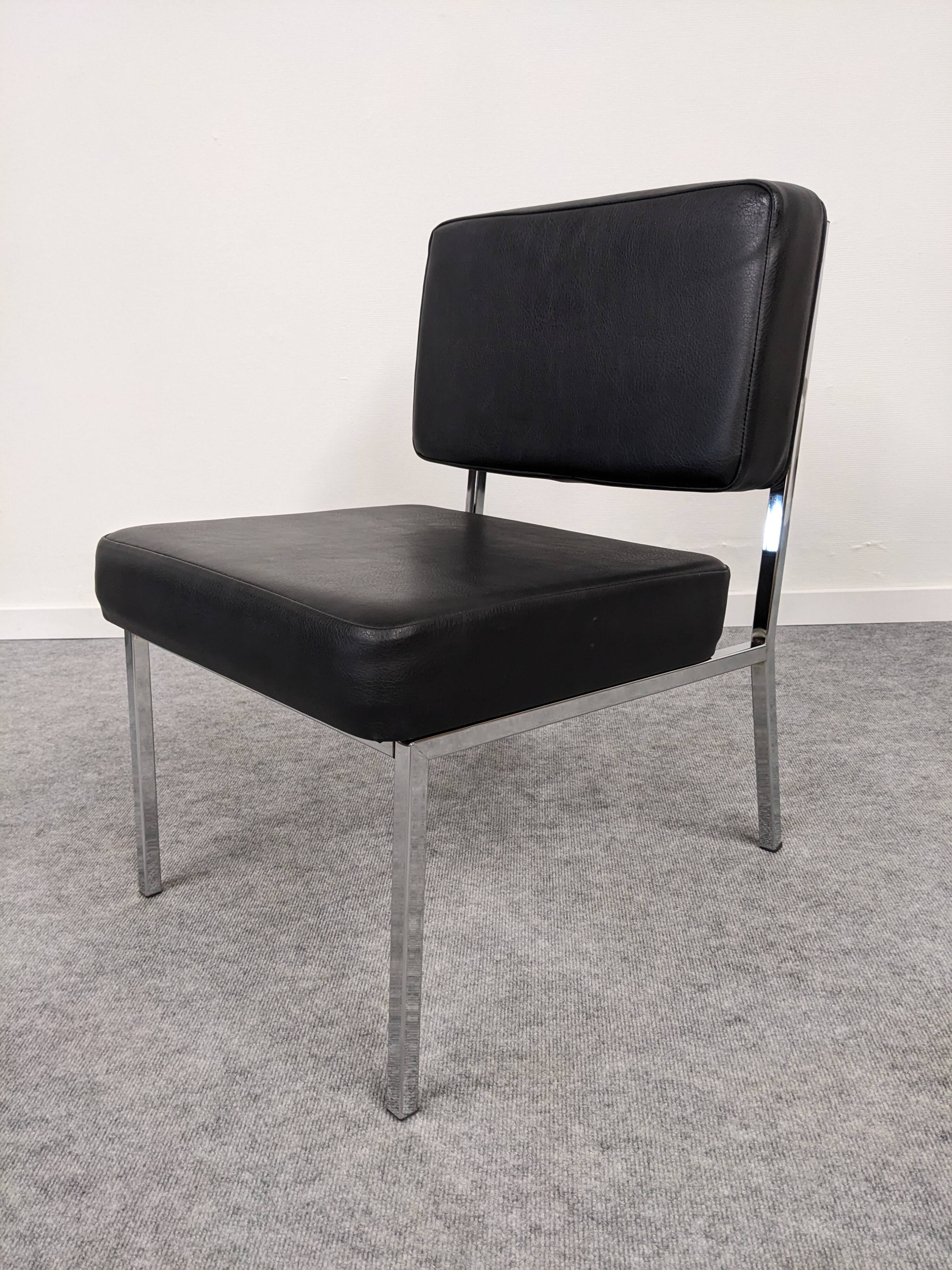 Série de 4 chauffeuses modernistes, années 70-80