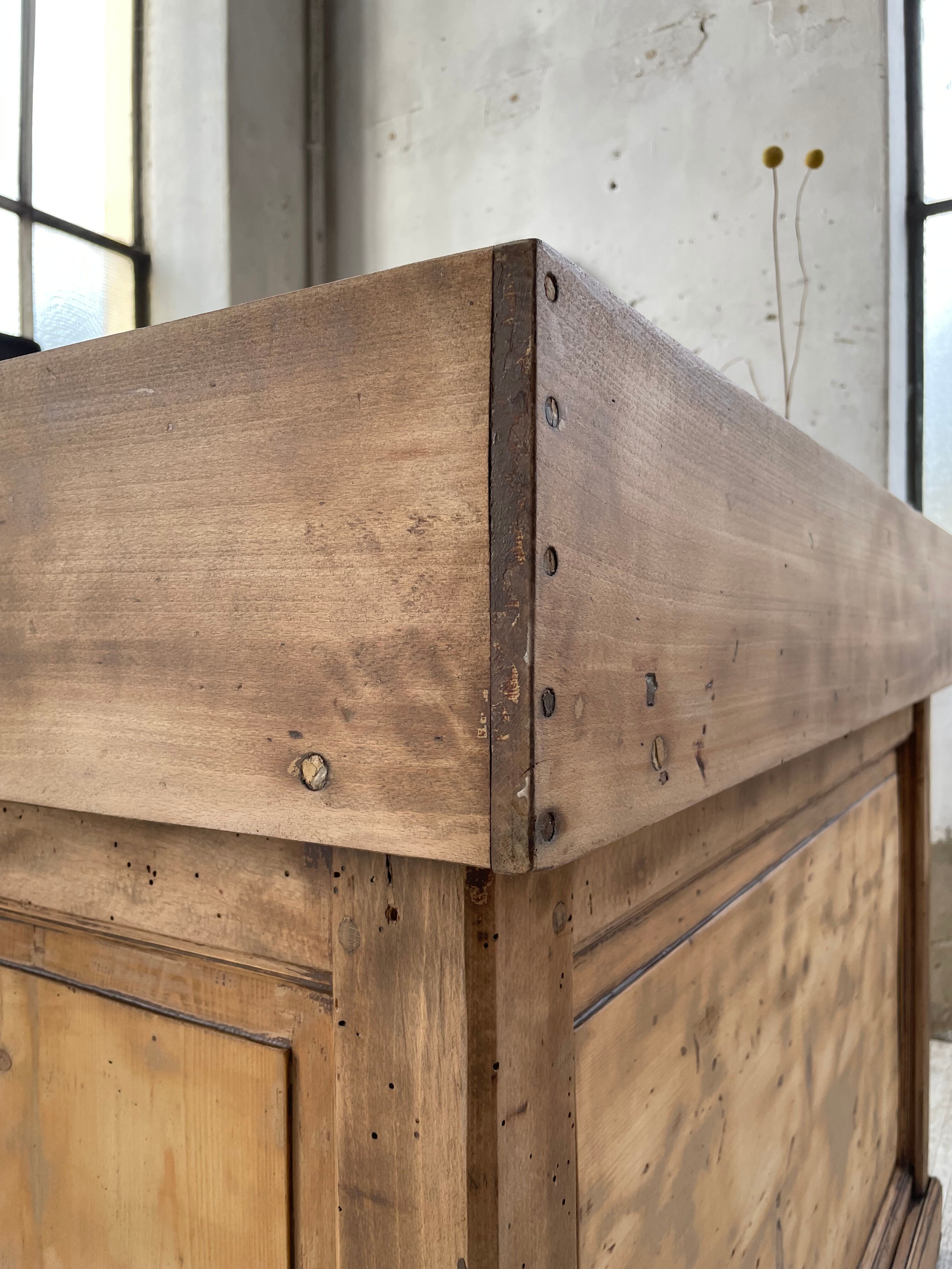 Trading counter central island pine