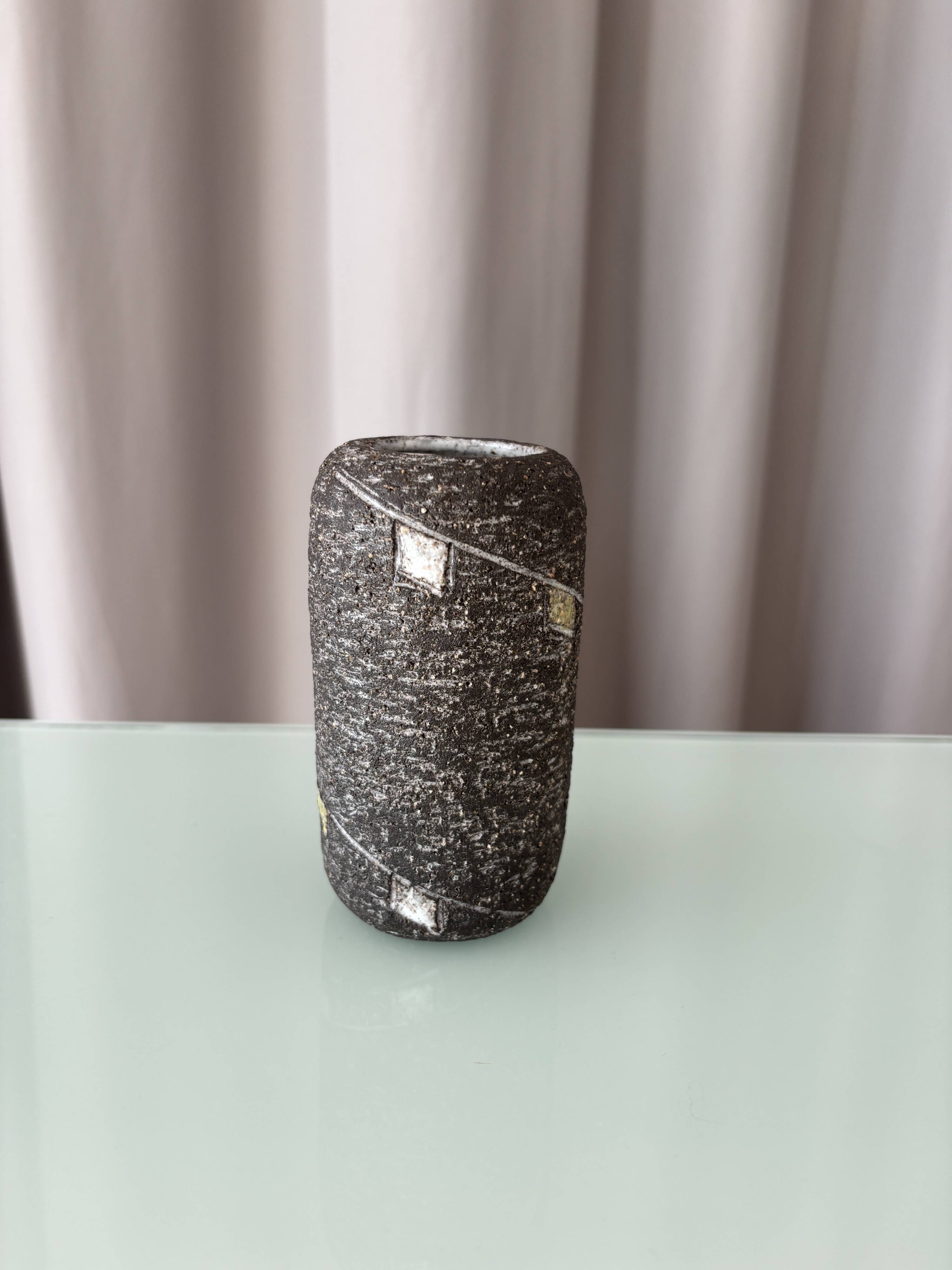 Small brutalist vase Fat Lava – Westraven Utrecht
