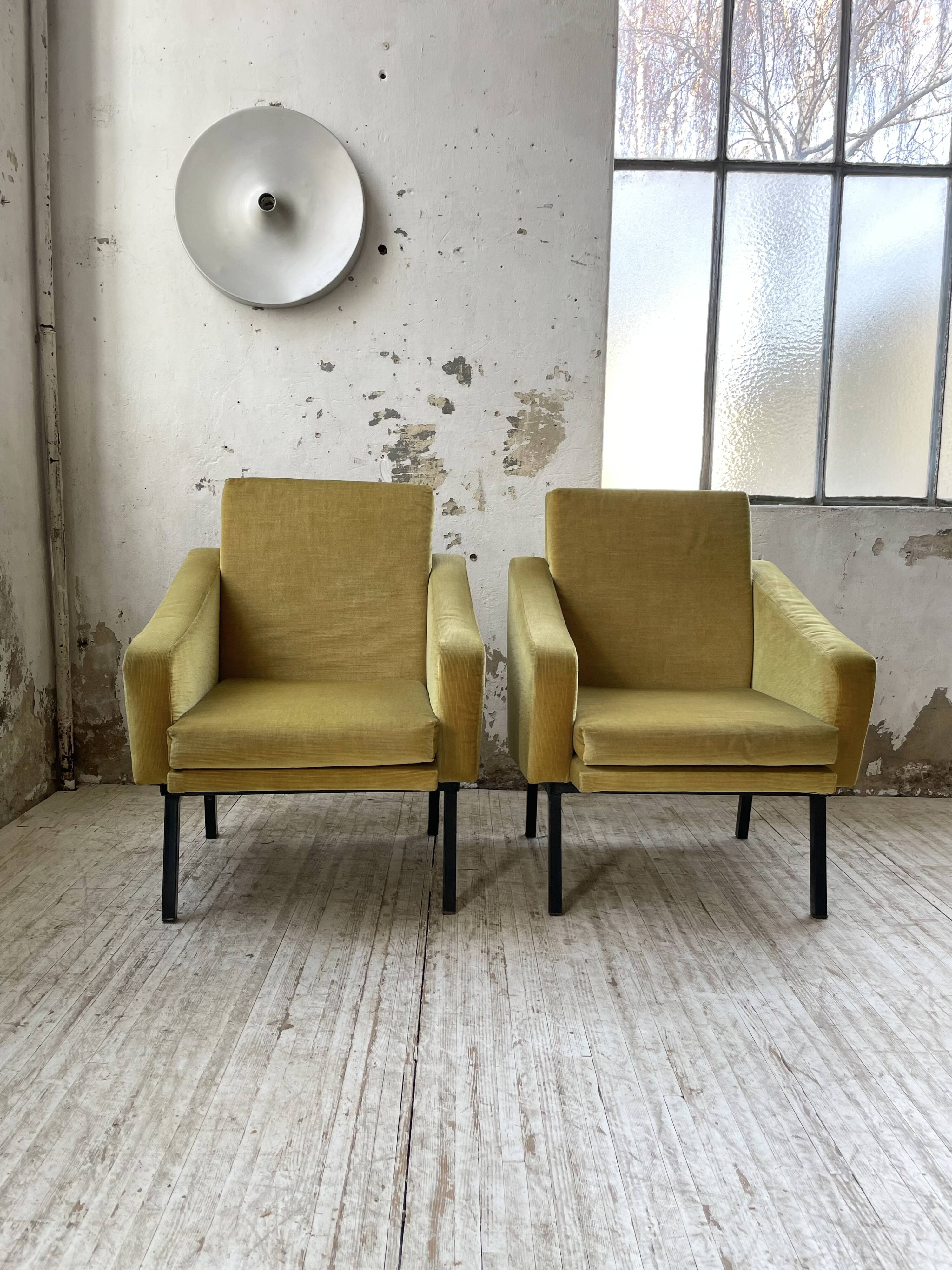 Paire de chauffeuses fauteuils vintage velours jaune