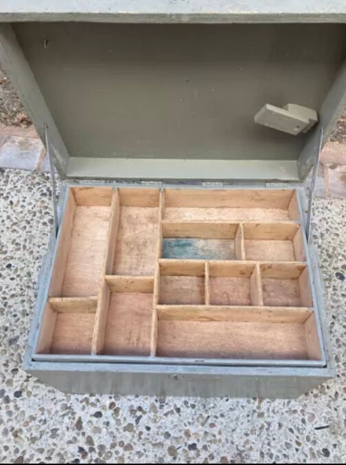 Coffre d’atelier en bois avec compartiments