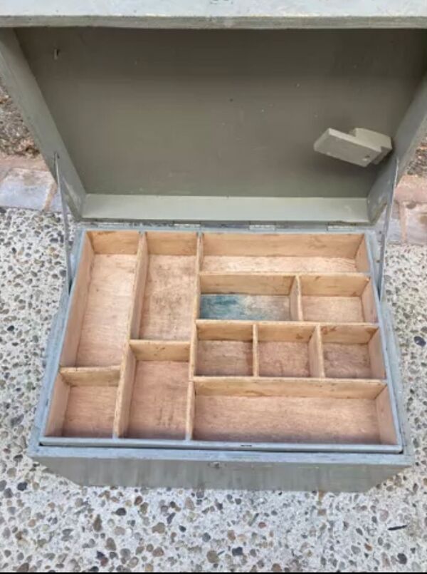 Coffre d’atelier en bois avec compartiments