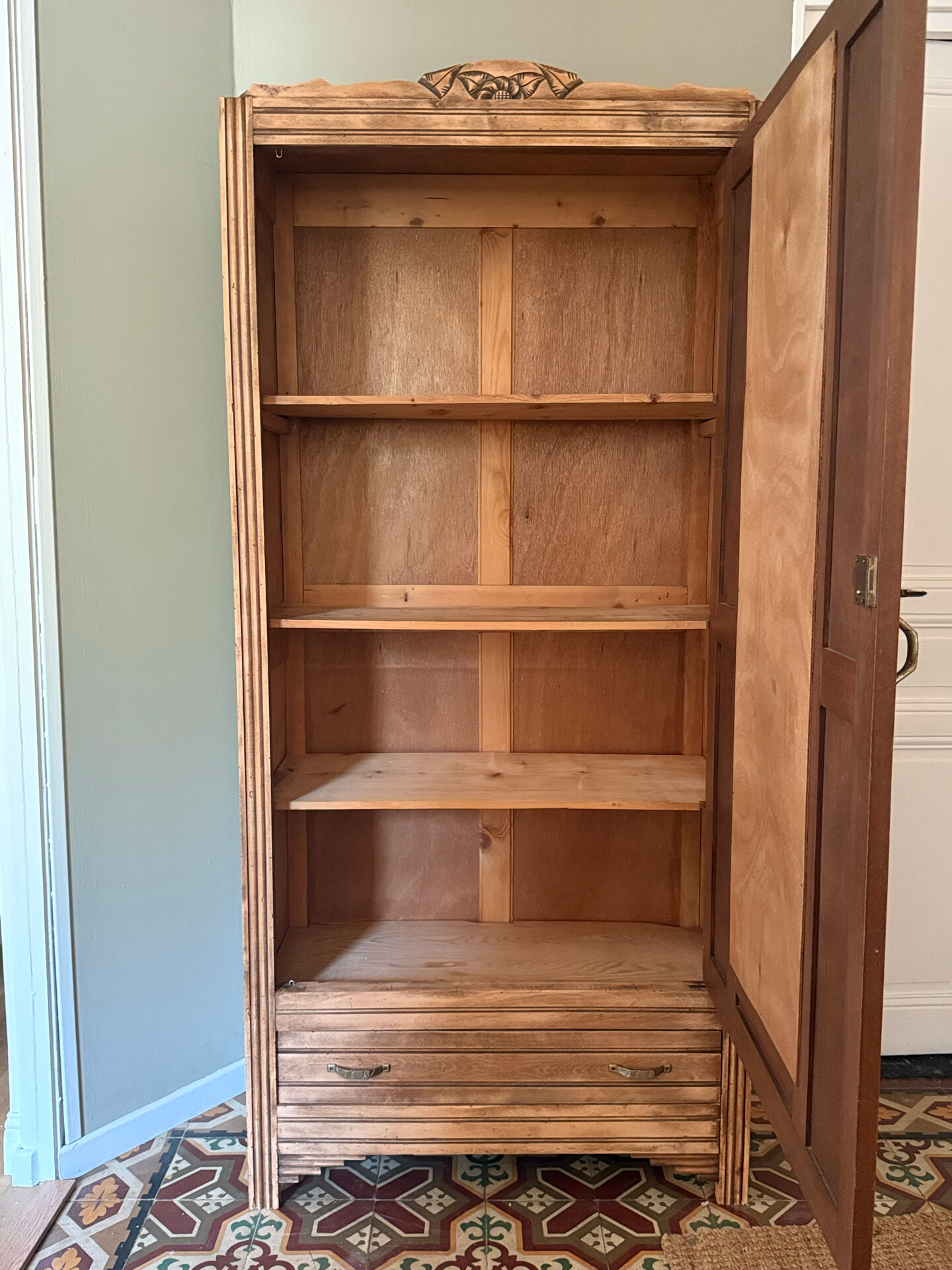 Parisian wardrobe bonnetière