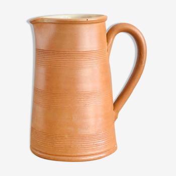 Vintage pitcher in Berry sandstone