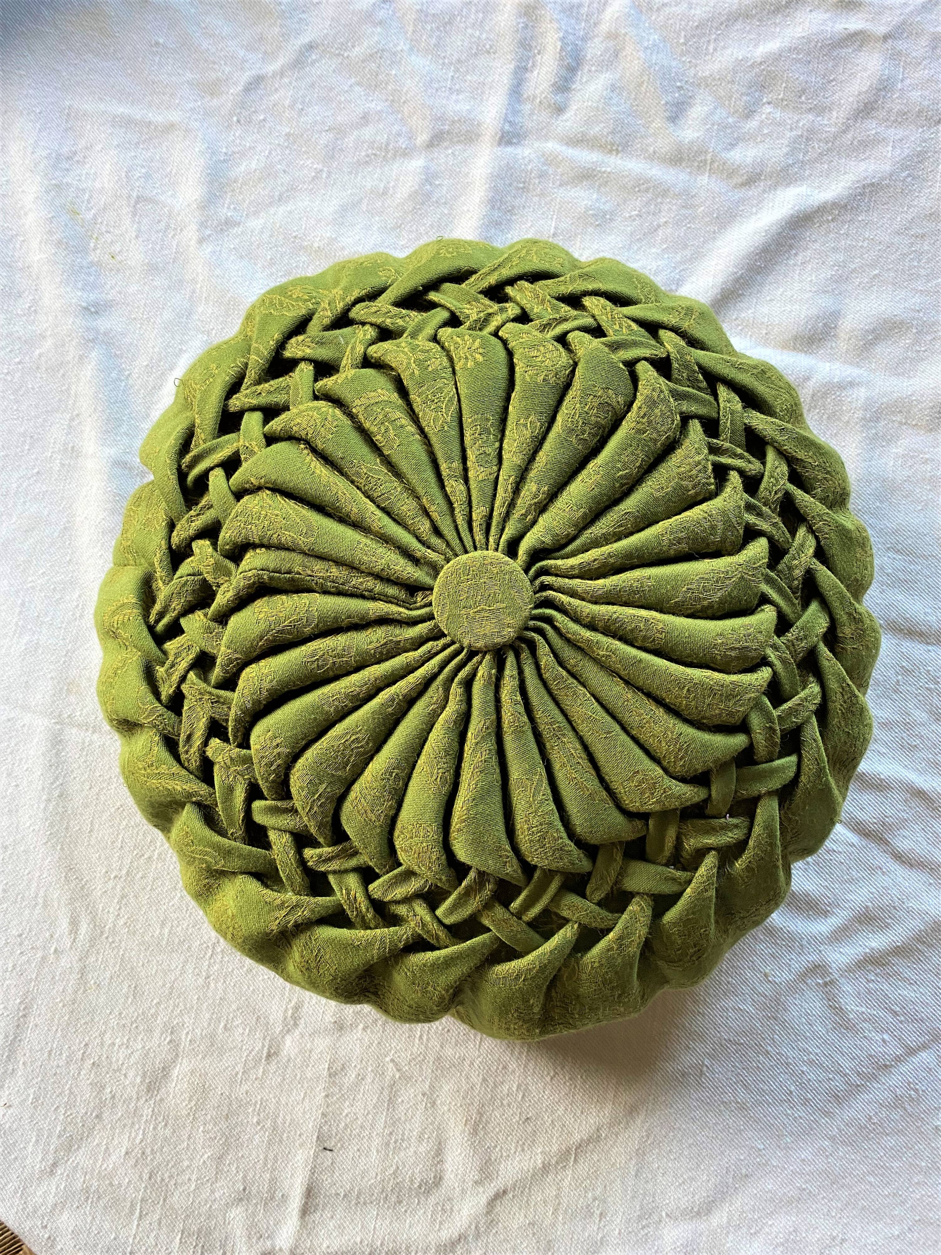 Round cushion pleated old fabric