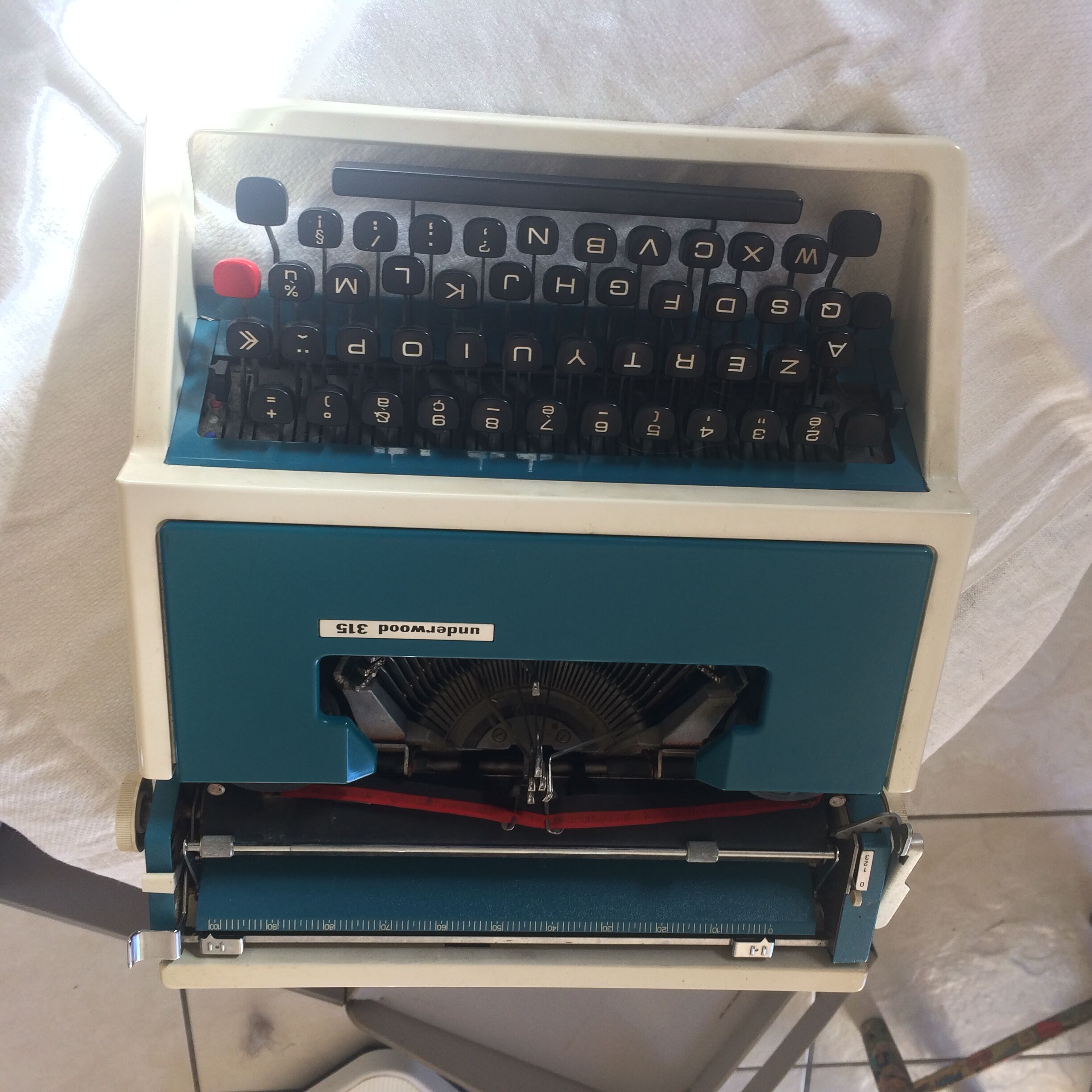 Write machine underwood 315 blue in his briefcase
