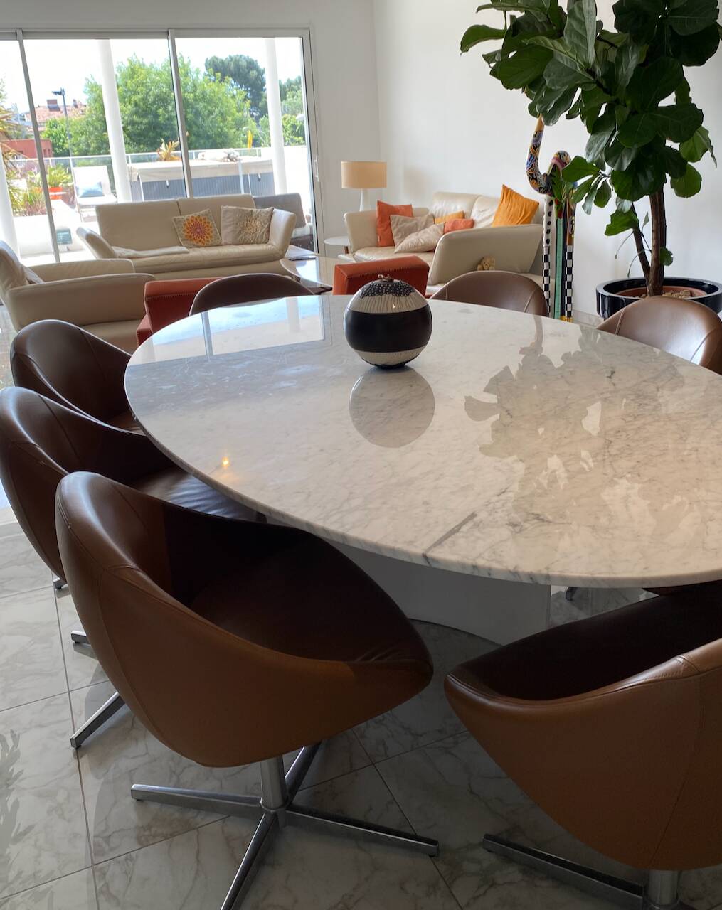 Set of 8 Italian design swivel chairs in cognac leather.