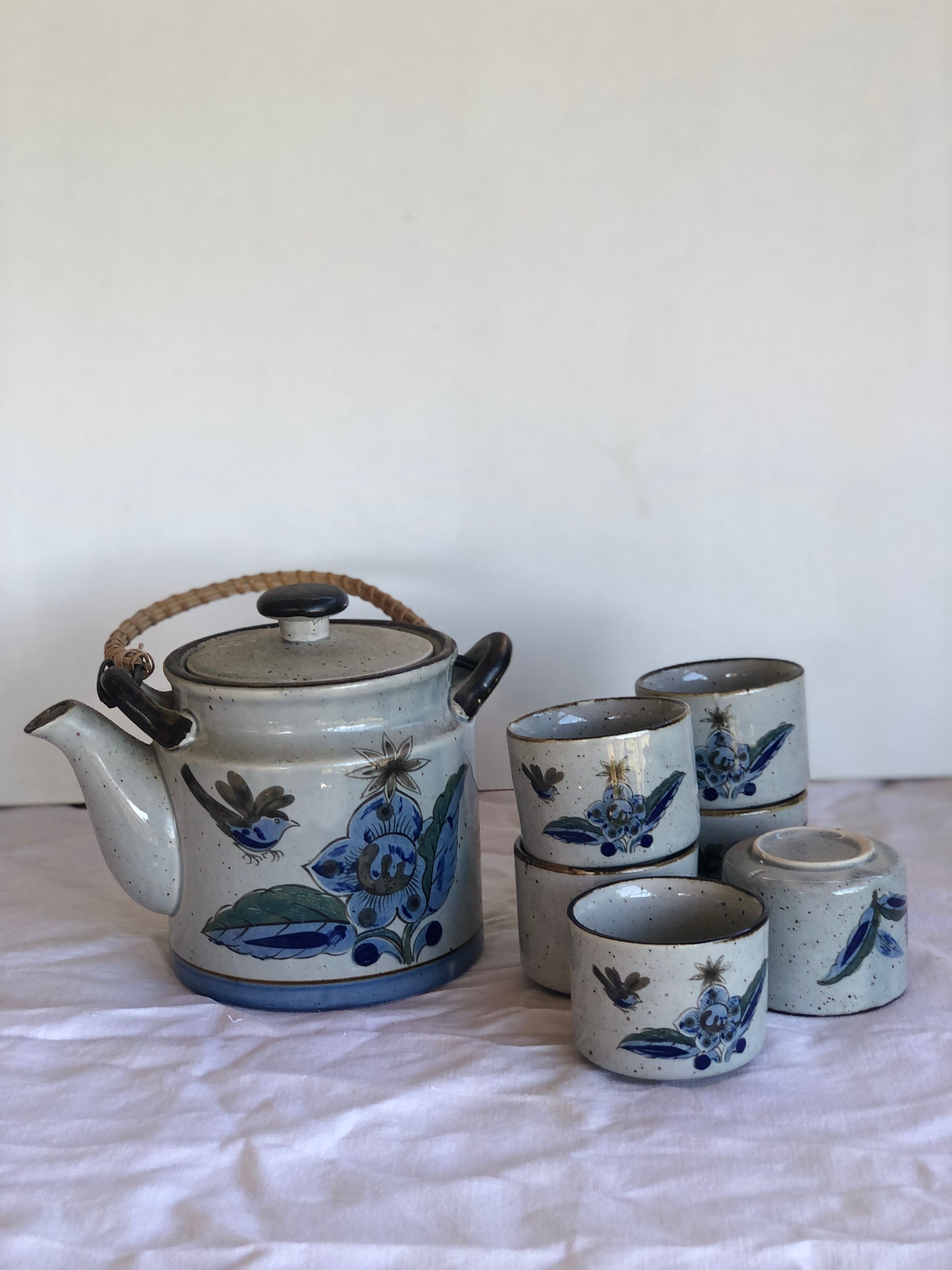 Enamelled tea set