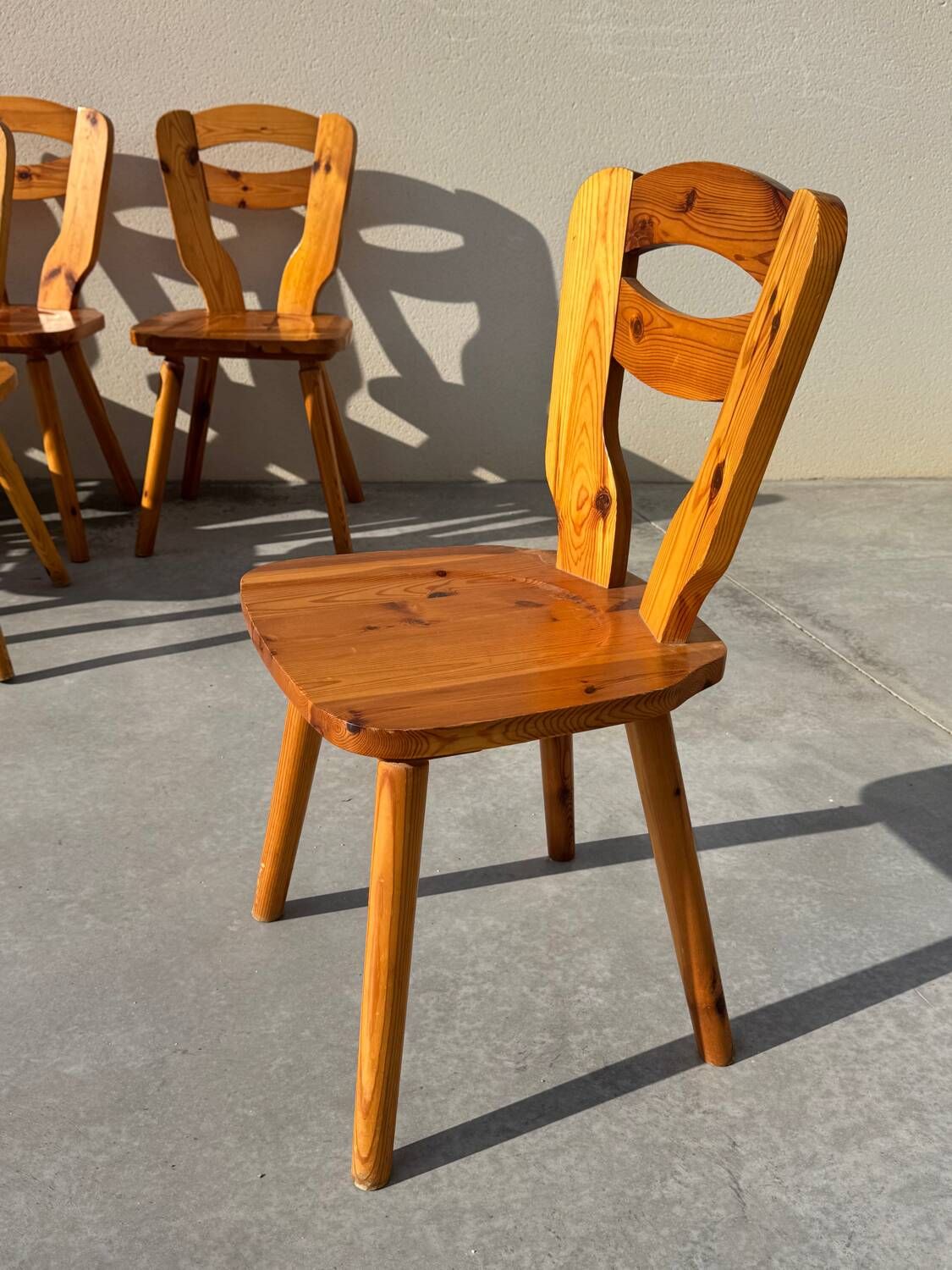 Set of 8 pine chairs in the Les Arcs design style by Charlotte Perriand from the 1970s.