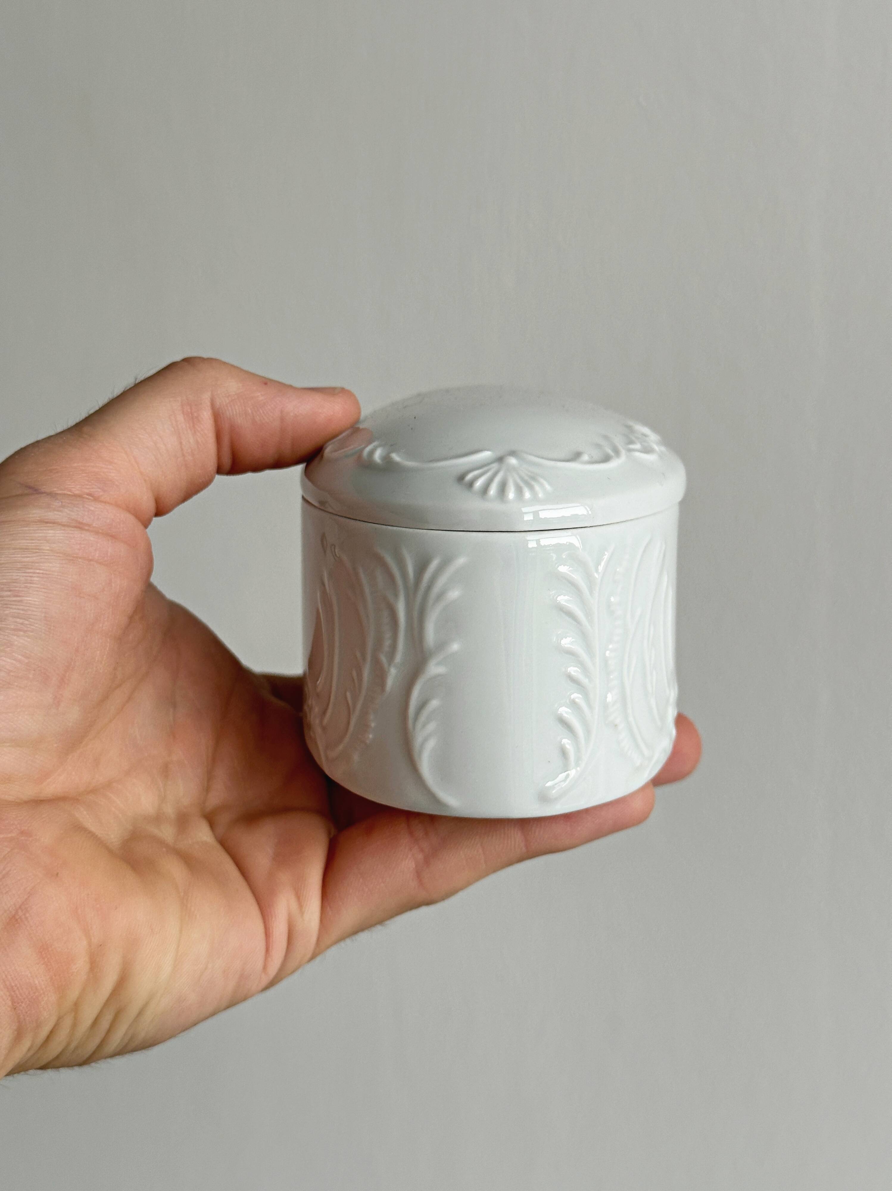Lidded sugar bowl in Limoges porcelain