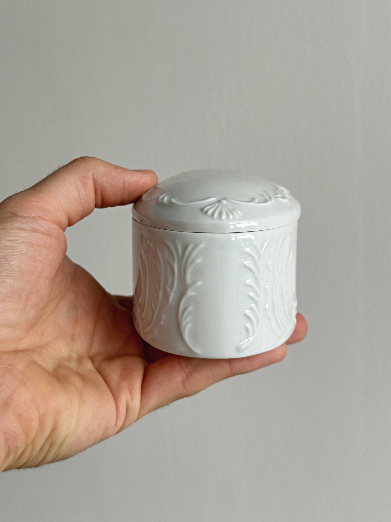 Lidded sugar bowl in Limoges porcelain