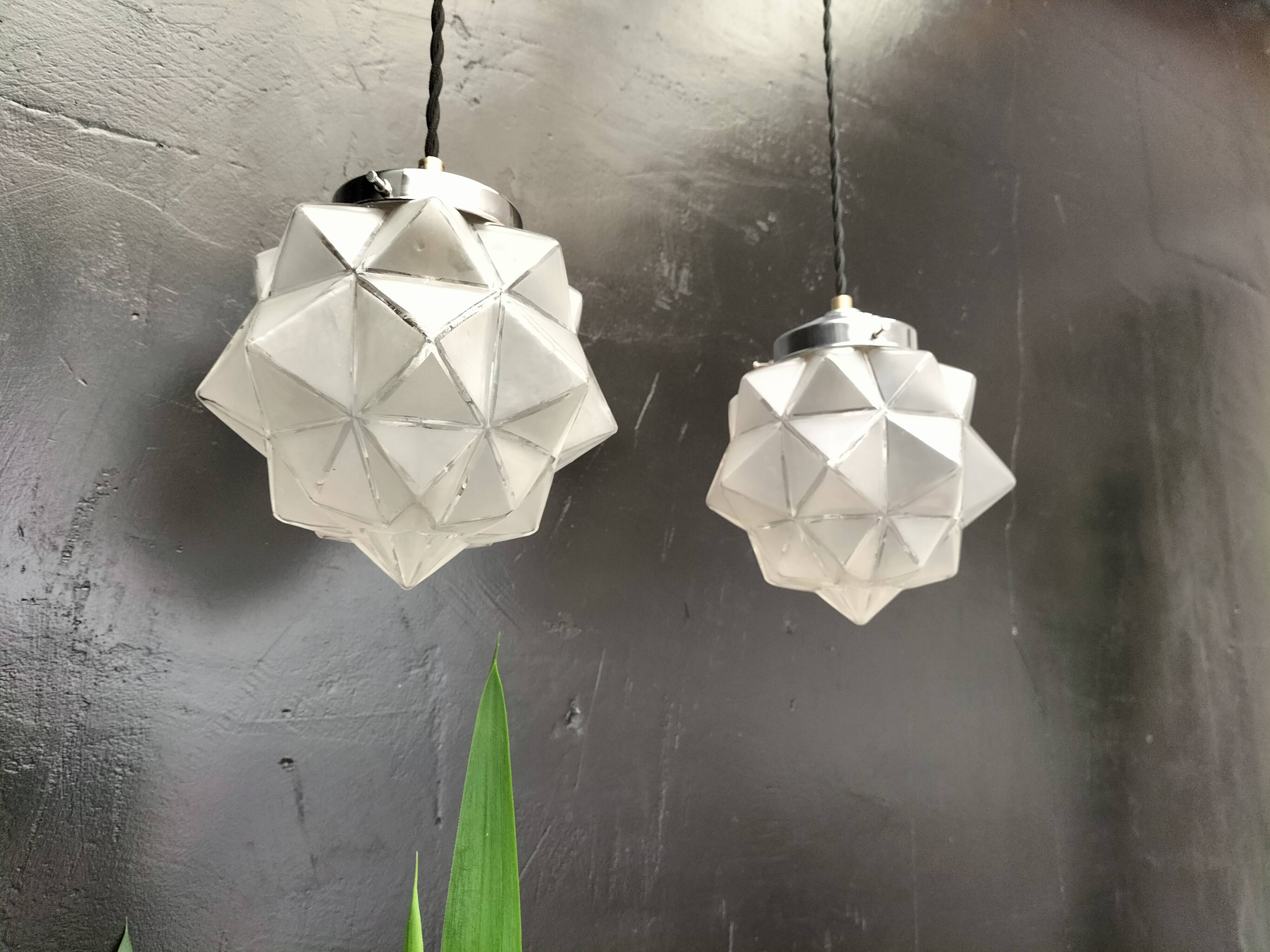Paire de suspensions art déco en verre