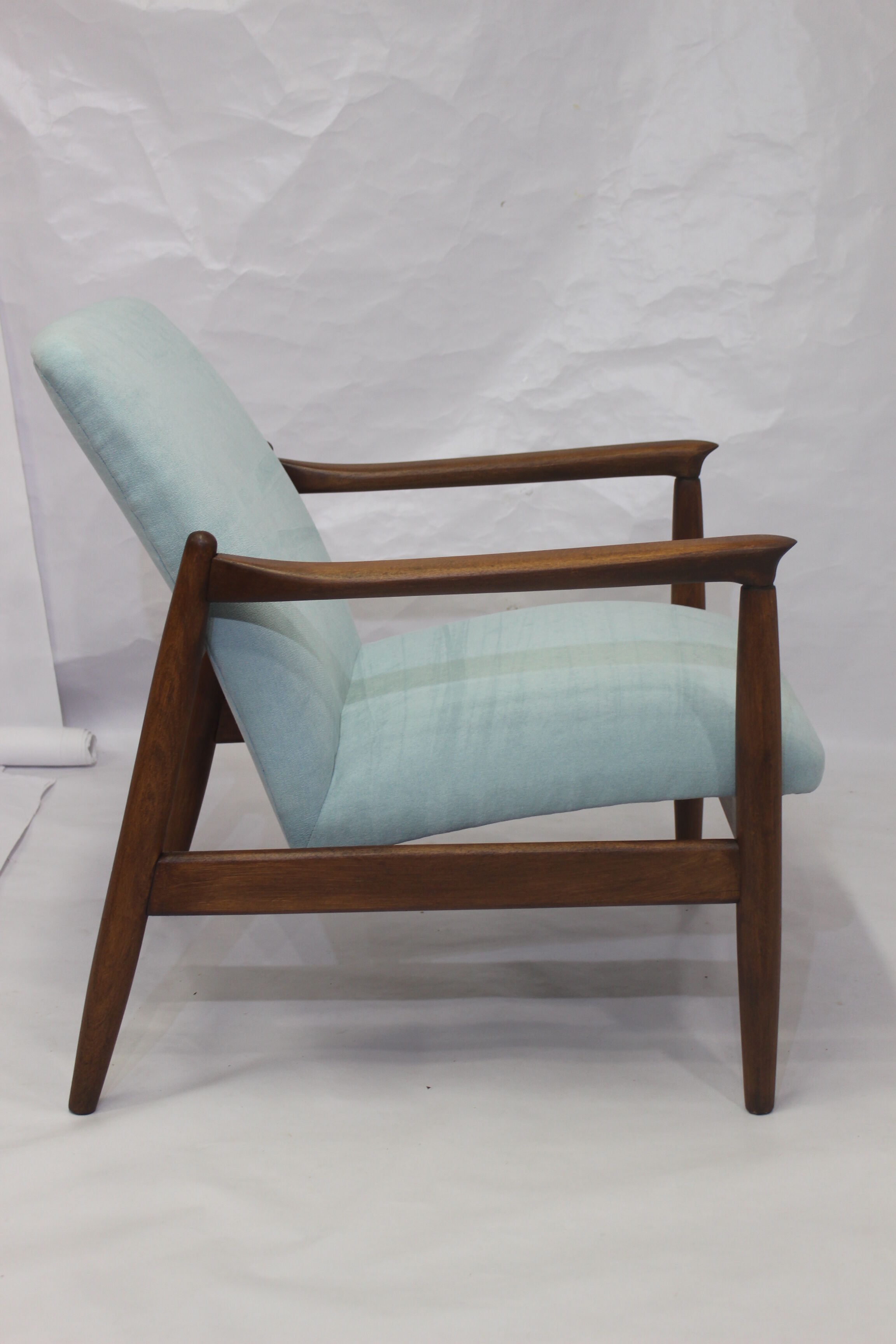 Fauteuil vintage GFM-142 1960 Edmund Homa entièrement restauré tissu bleu aspect velouté