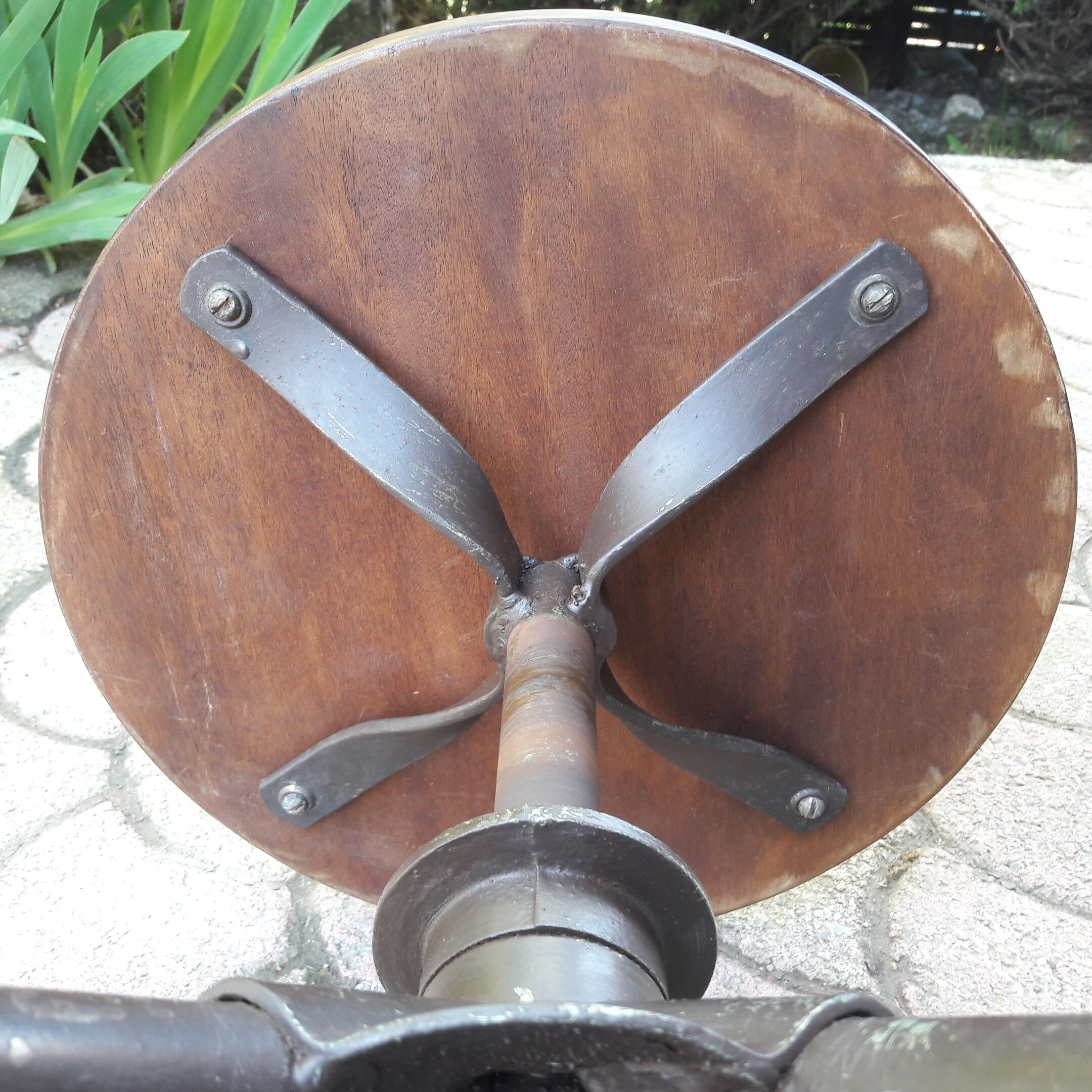 Industrial stool with screw