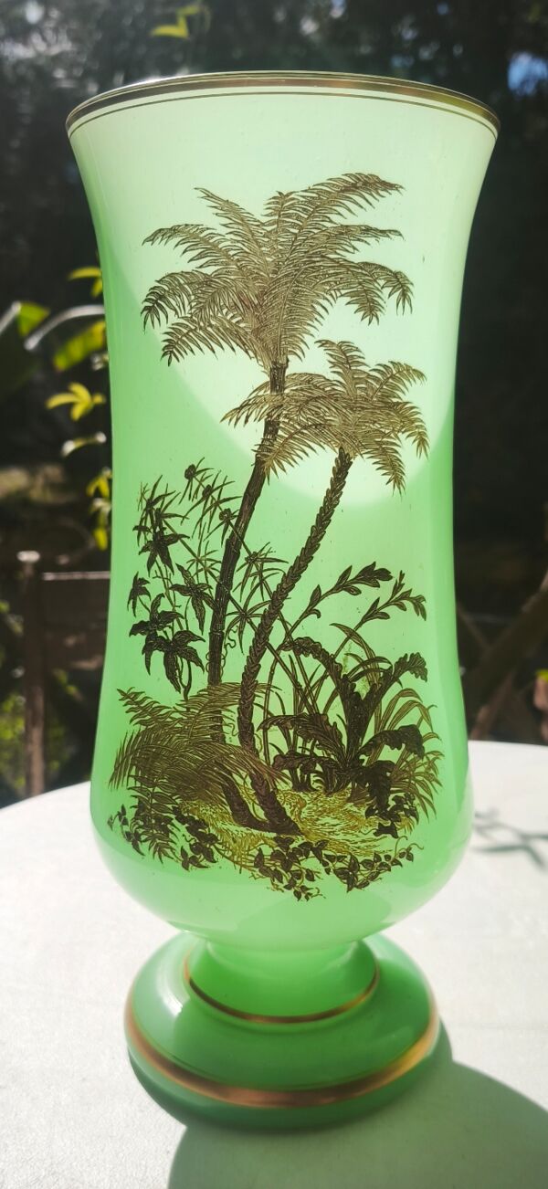 Vase en opaline a décor de palmier or ( ouraline)