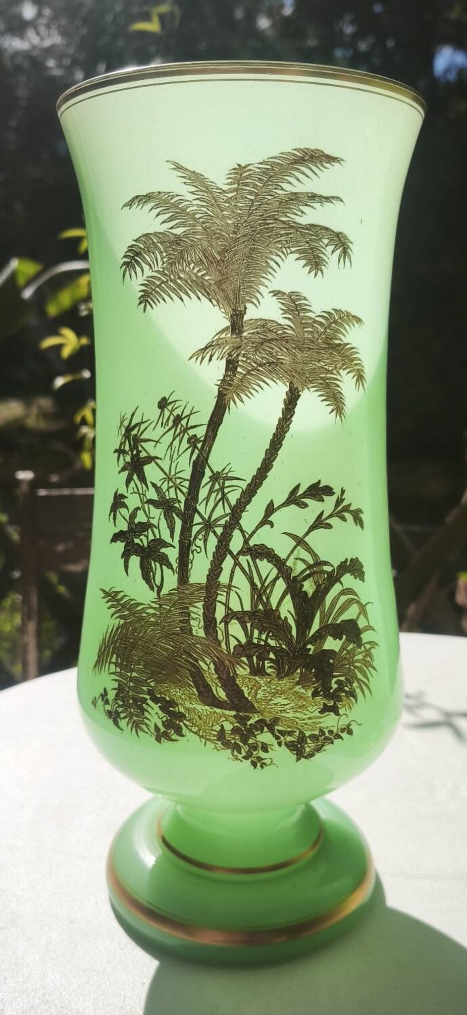 Opaline vase with palm tree decoration in gold (ouraline)