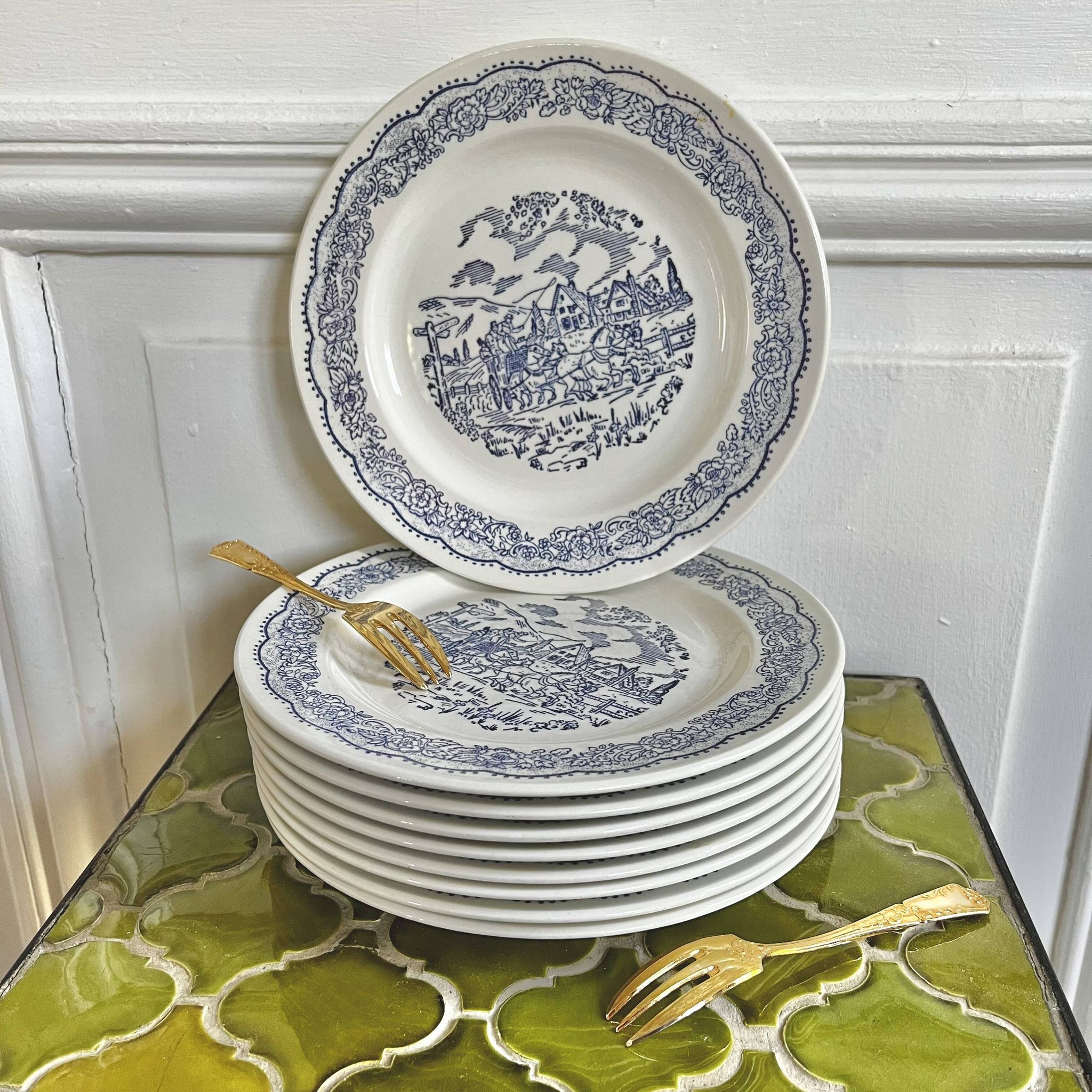 9 assiettes à dessert anglaises décor bleu calèche