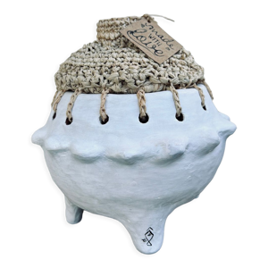 Pot en argile et raphia