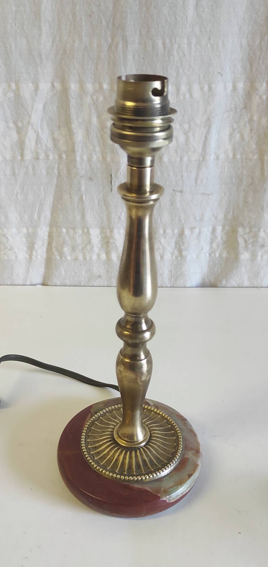 Table lamp base in brass, neo-classical style - mid 20th century.