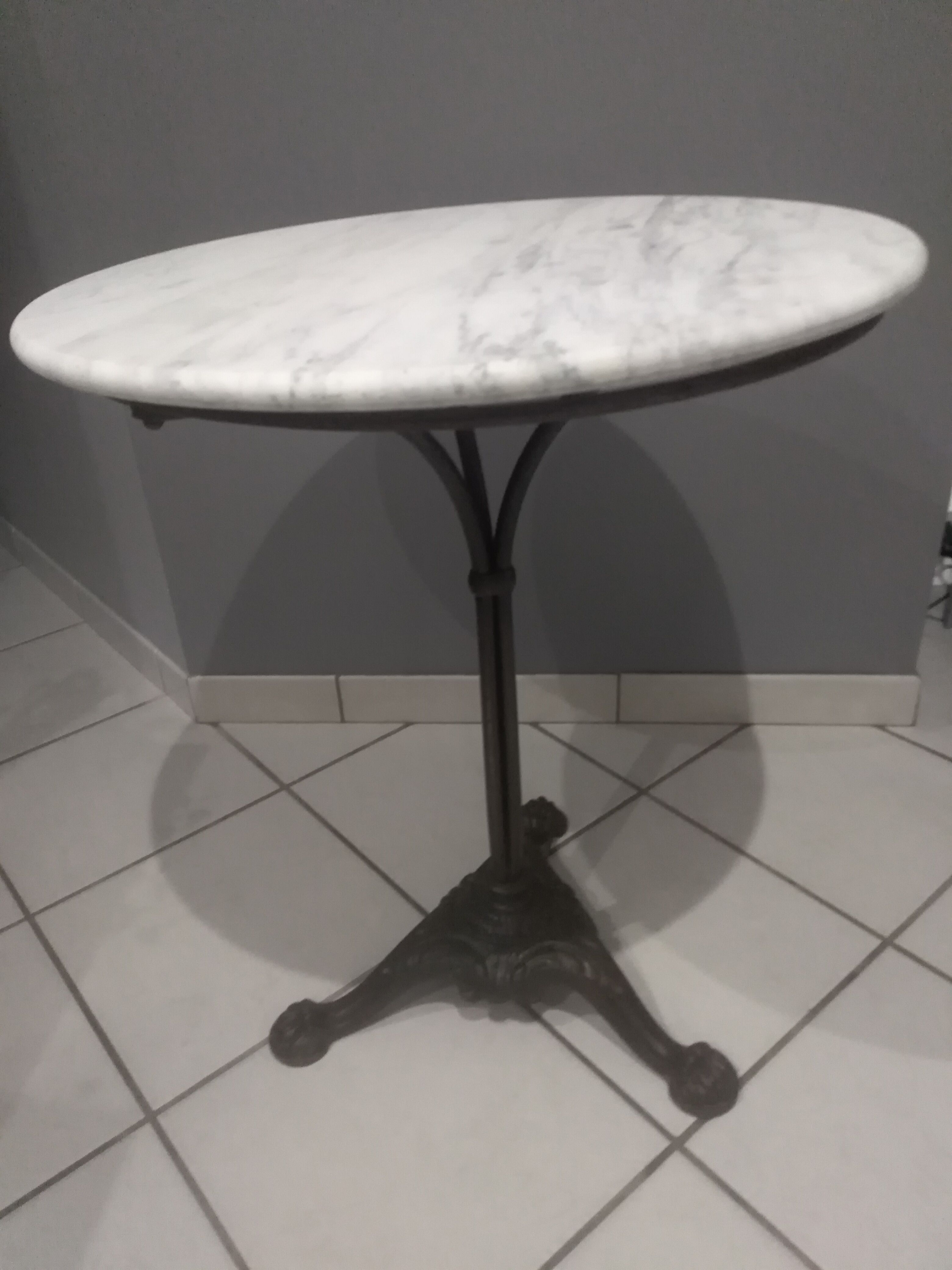 Bistrot's white marble table 1900s