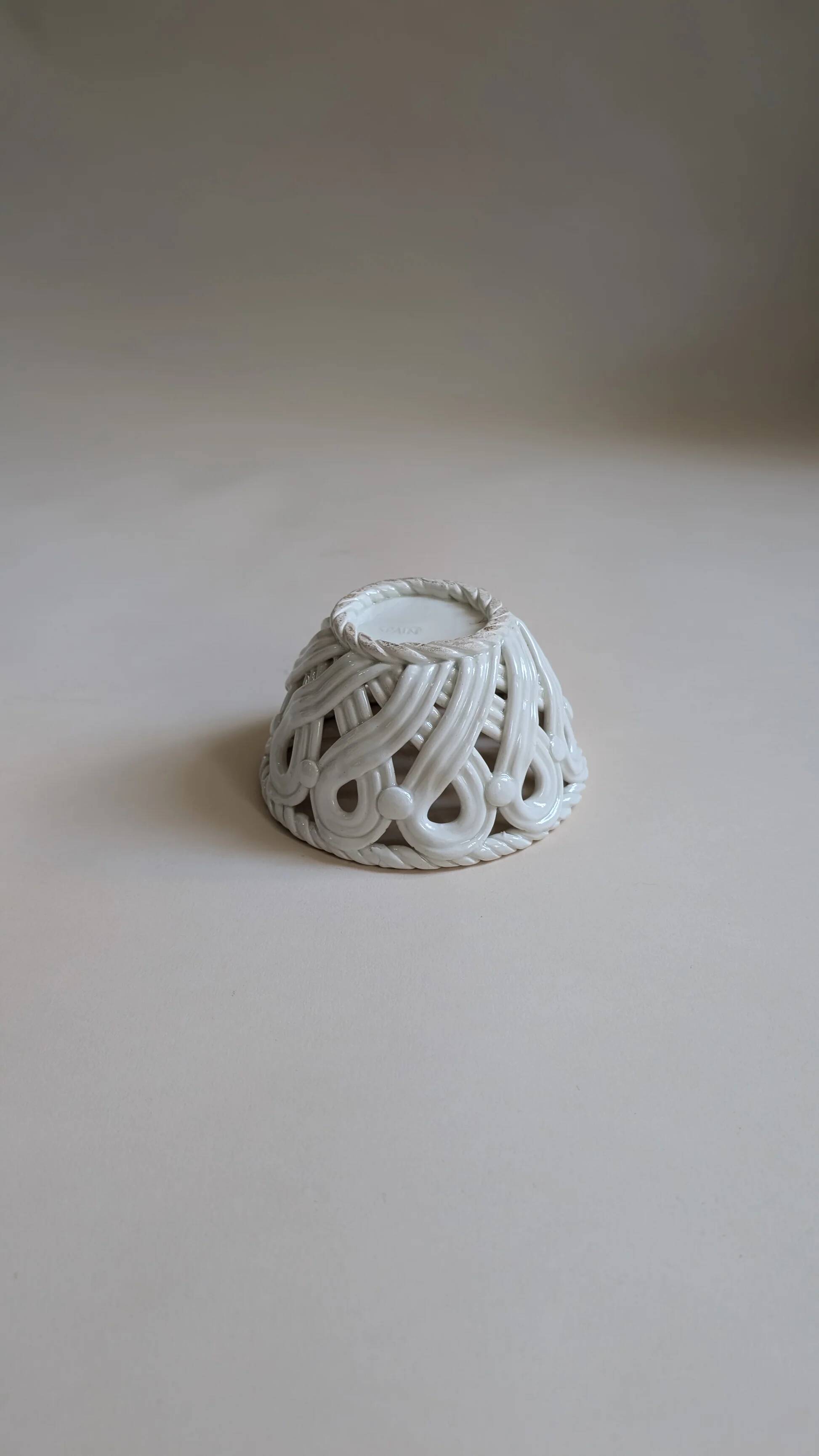 Woven ceramic pocket emptier – Spain