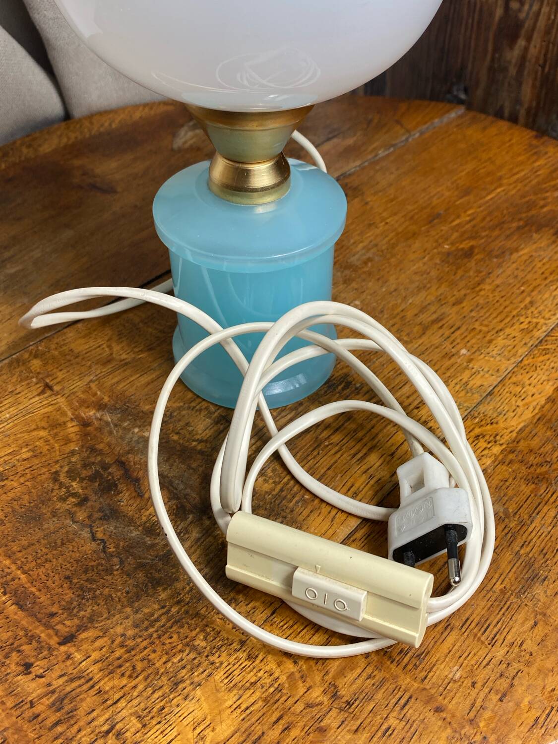 Lampe en opaline blanche et bleue 