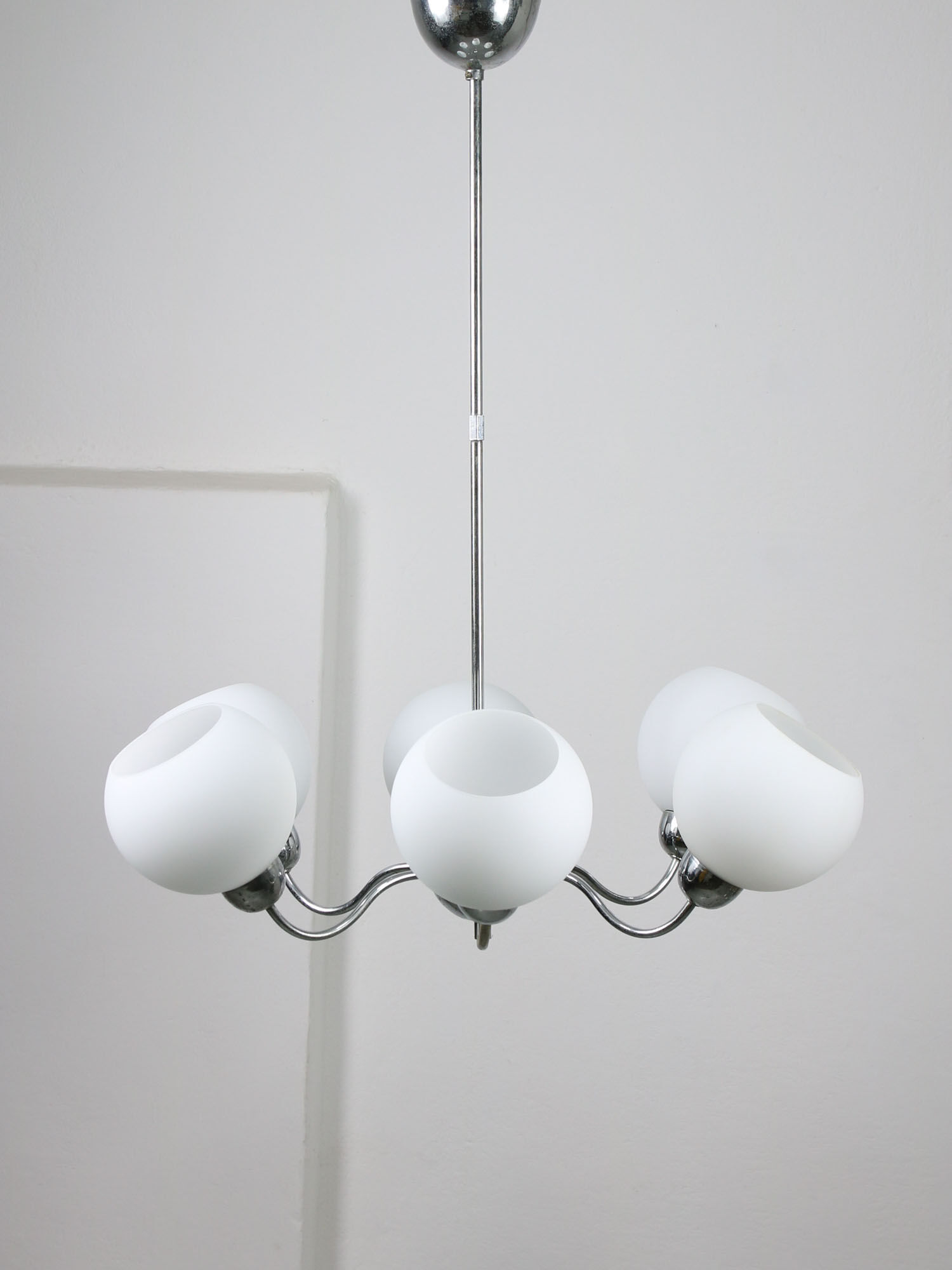 Lustre italien en chrome et opalin du milieu du siècle