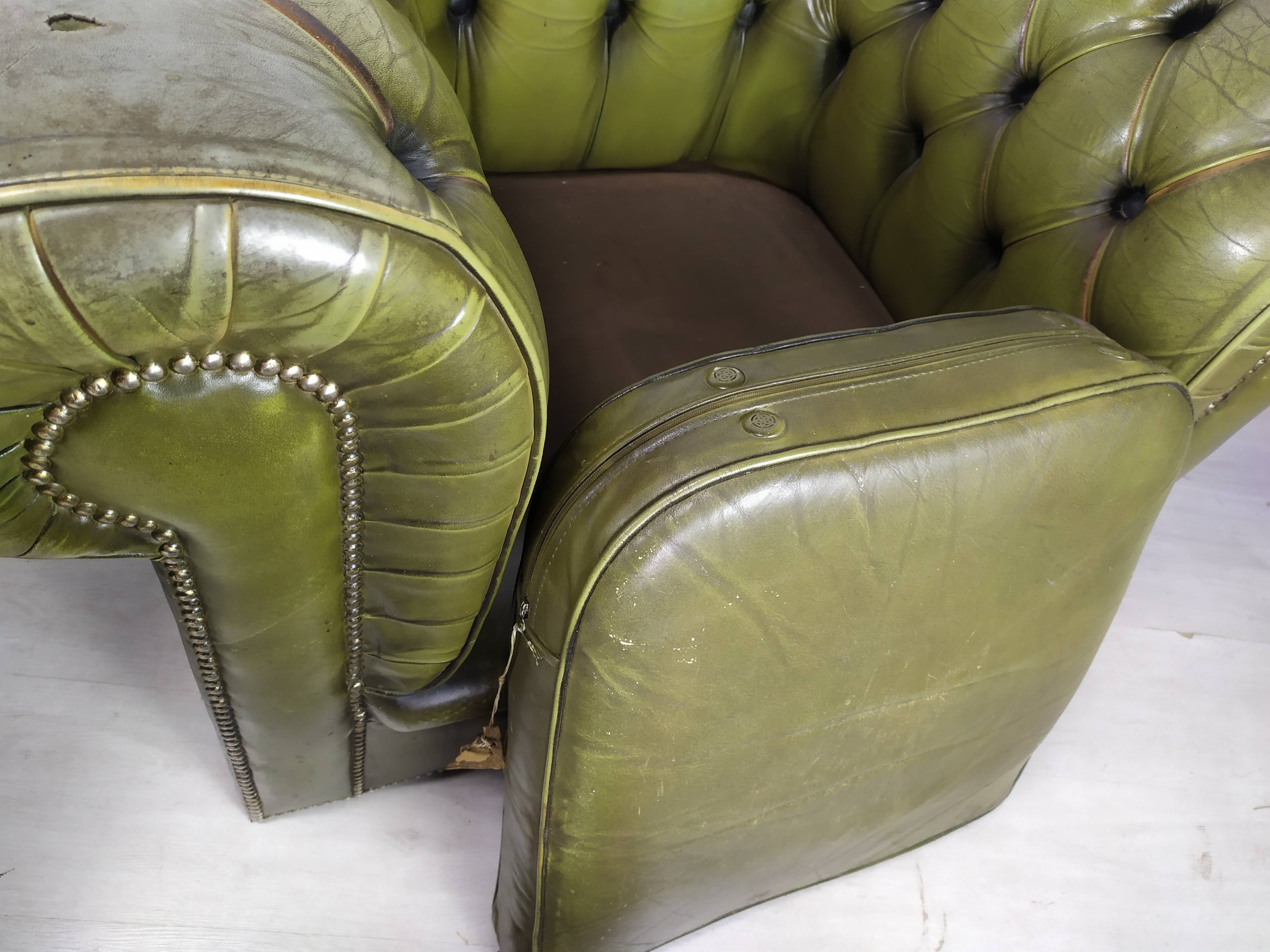 Paire de fauteuils Chesterfield cuir vert