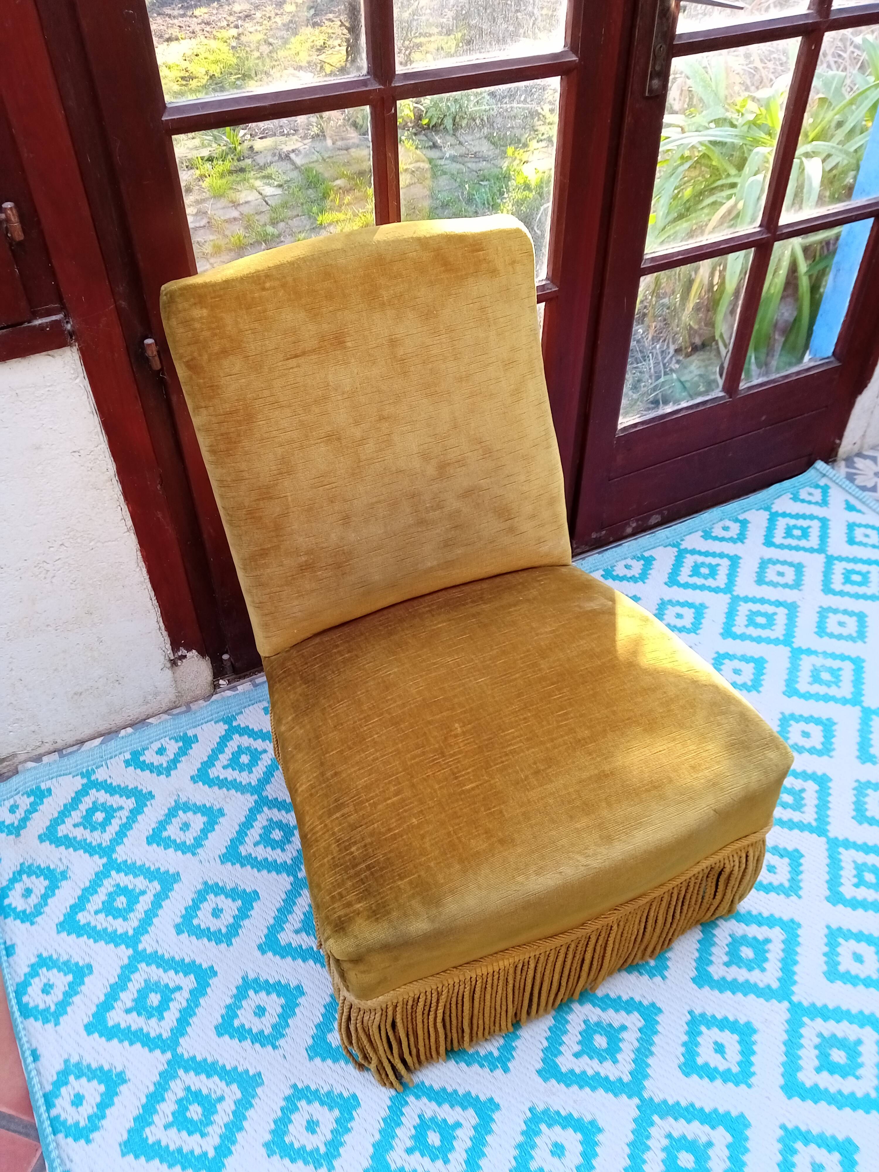 Fauteuil rapaud en velours moutarde