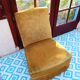 Fauteuil rapaud en velours moutarde
