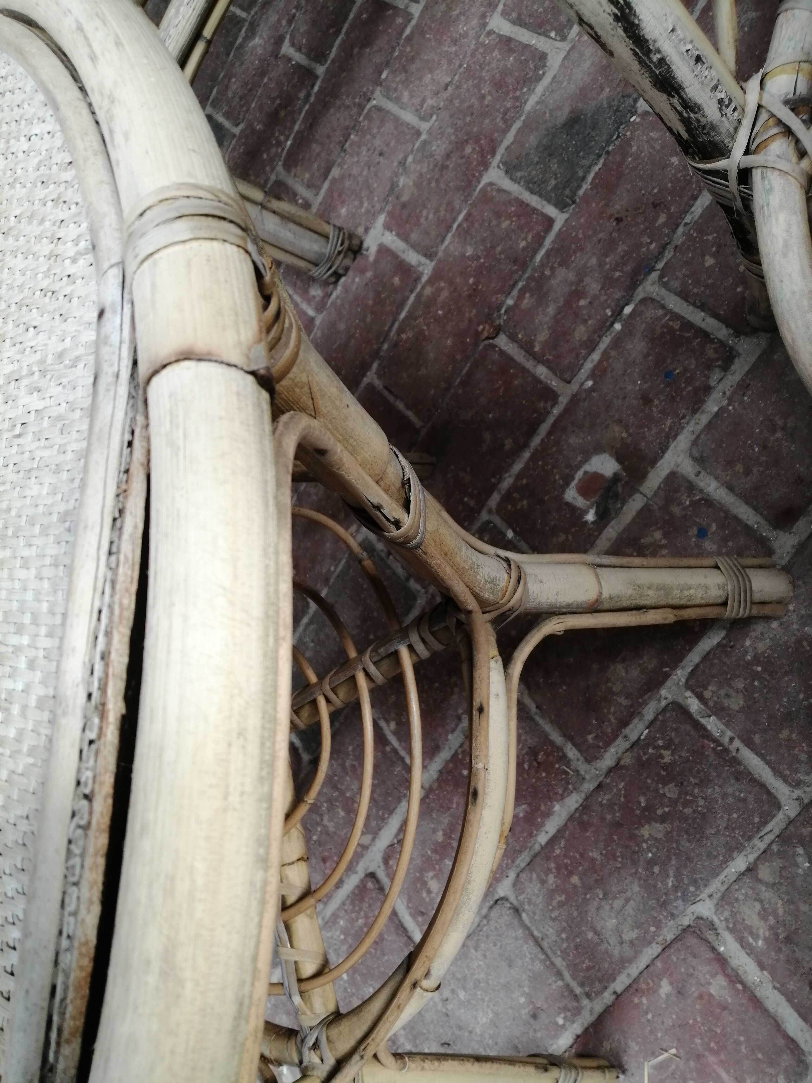 Set living room armchairs sofa, table and seamstress in vintage rattan