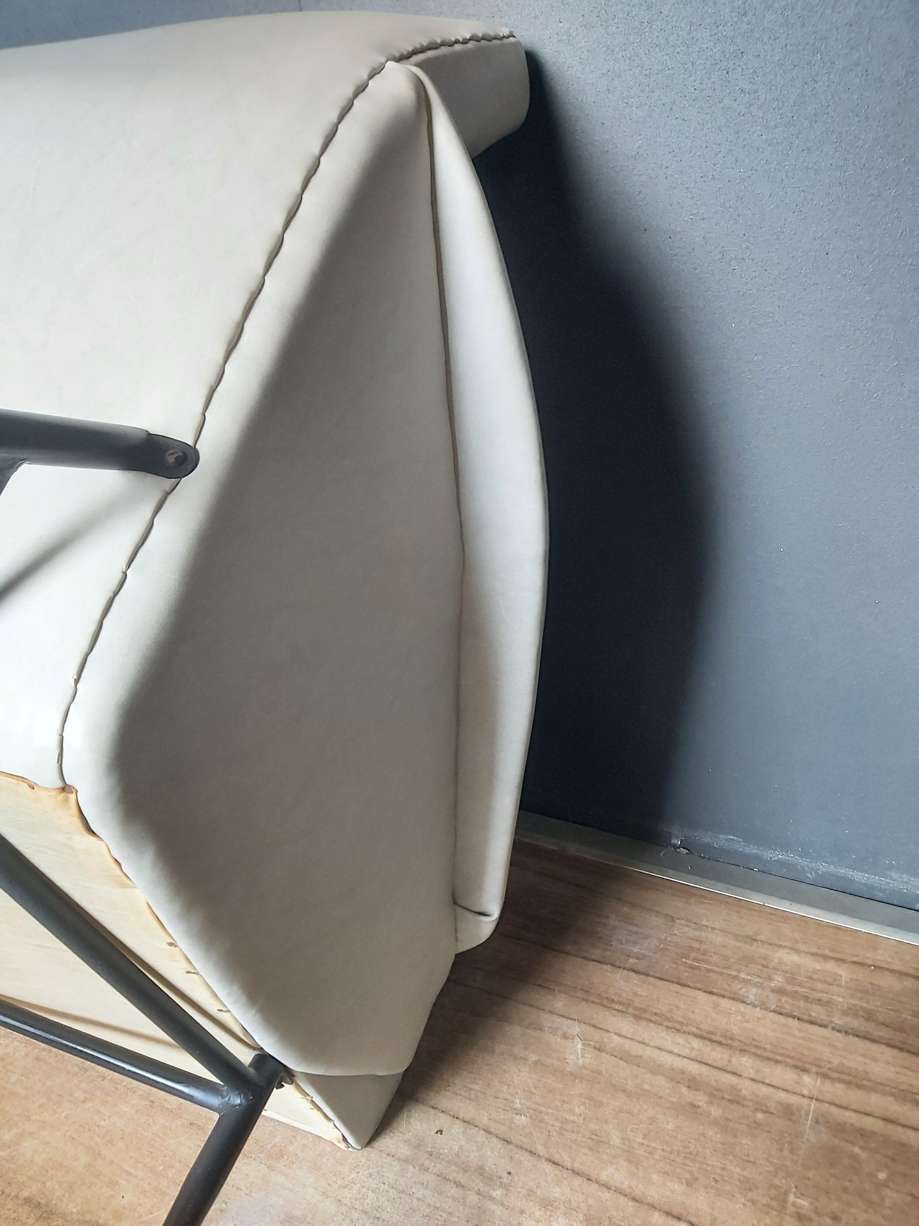 Fauteuil skaï années 50