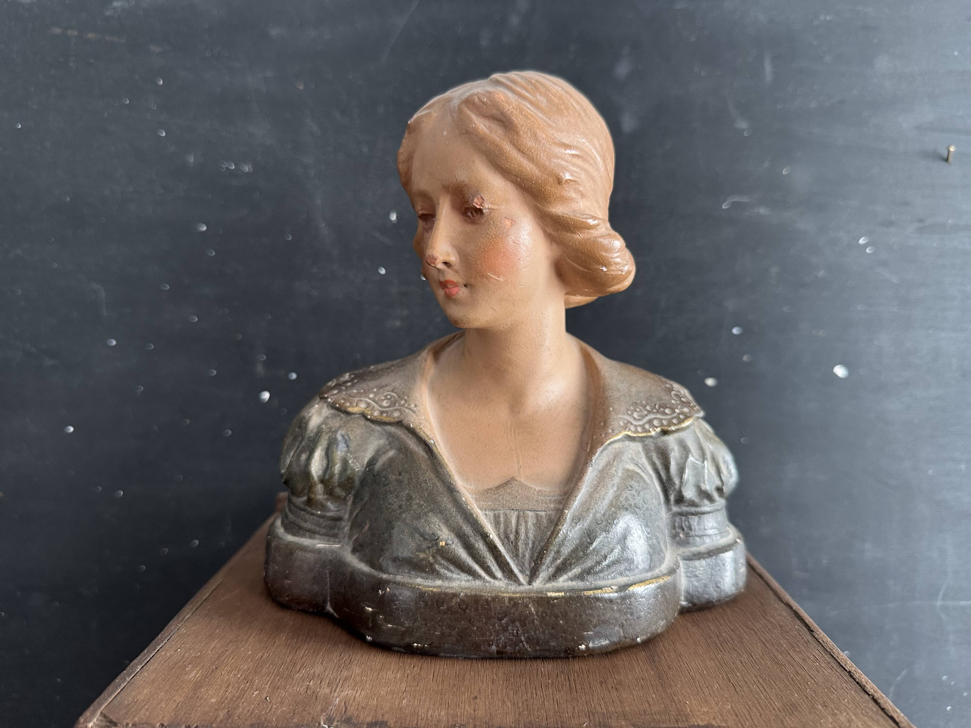 Buste de femme Art nouveau en plâtre polychrome, vers 1900