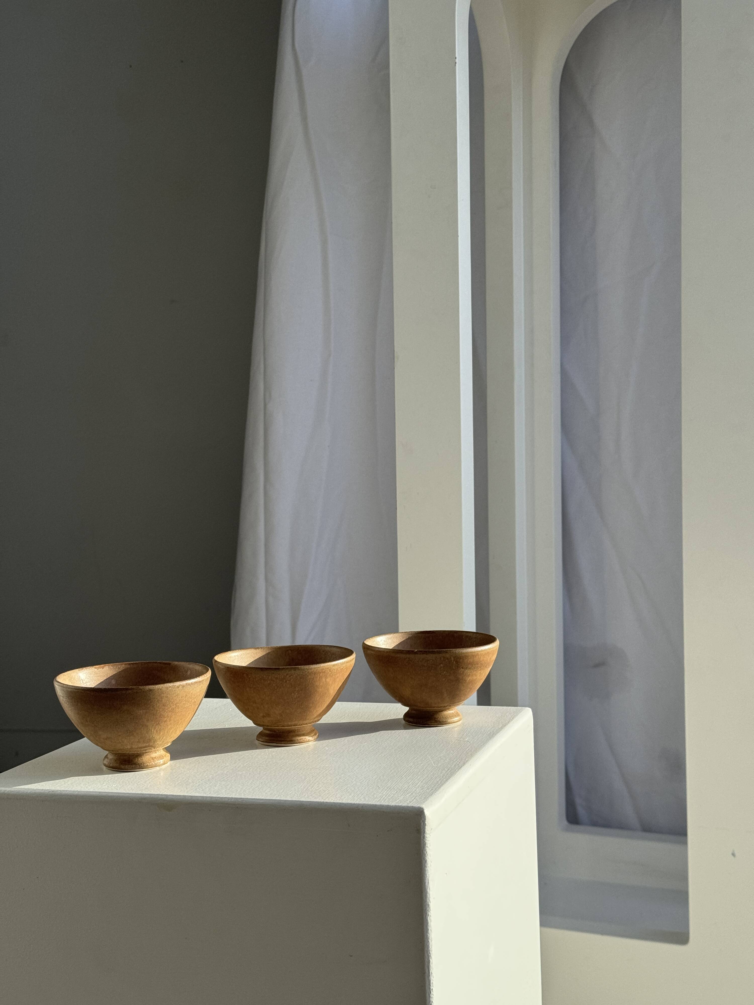 Set of 3 vintage mini bowls on foot, stoneware on pedestal H9 D10.