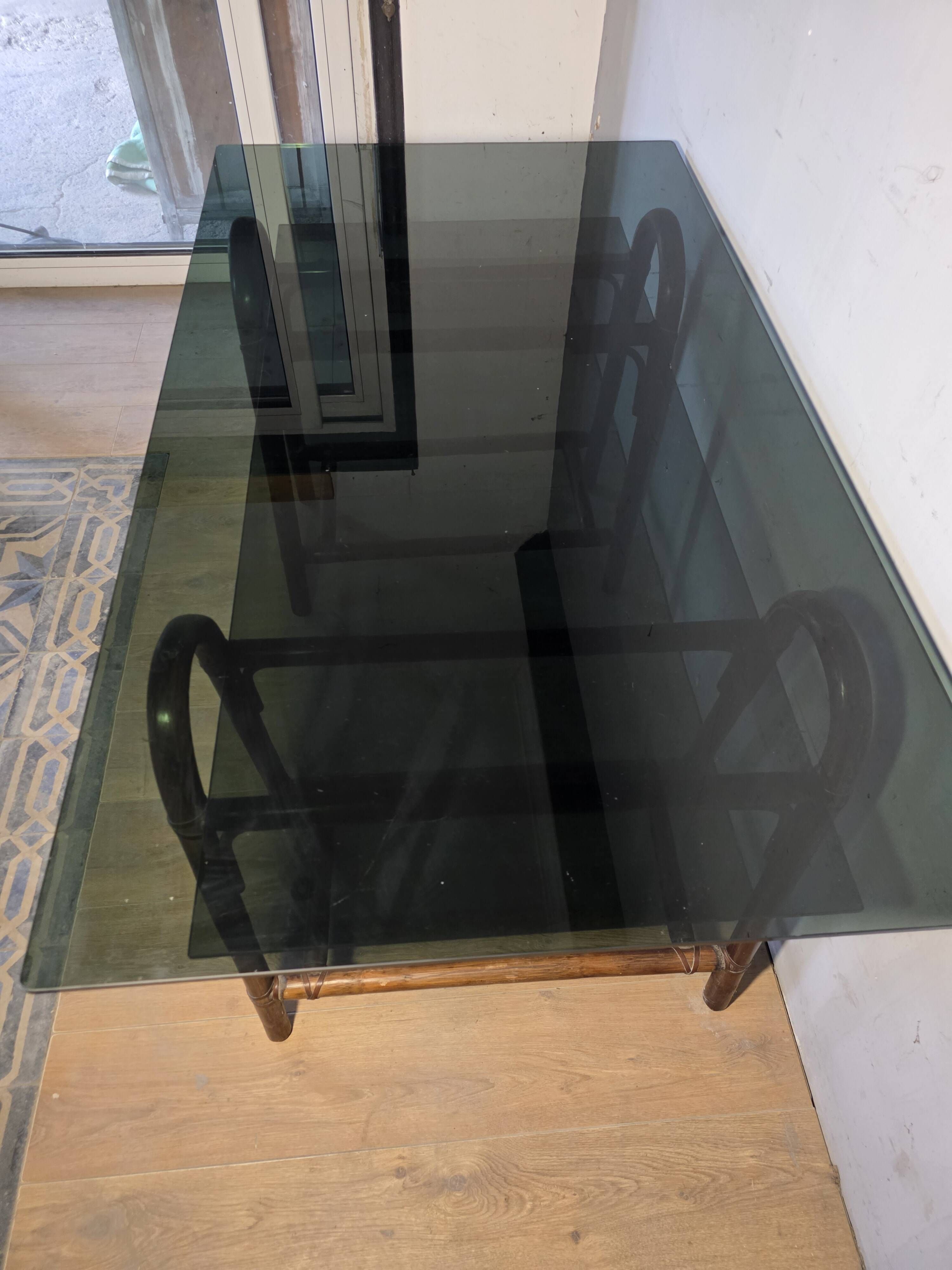Bureau en rotin double plateau en verre fumé, années 70.