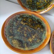Set of 4 flamed enamel plates in green and amber from the 60s-70s.