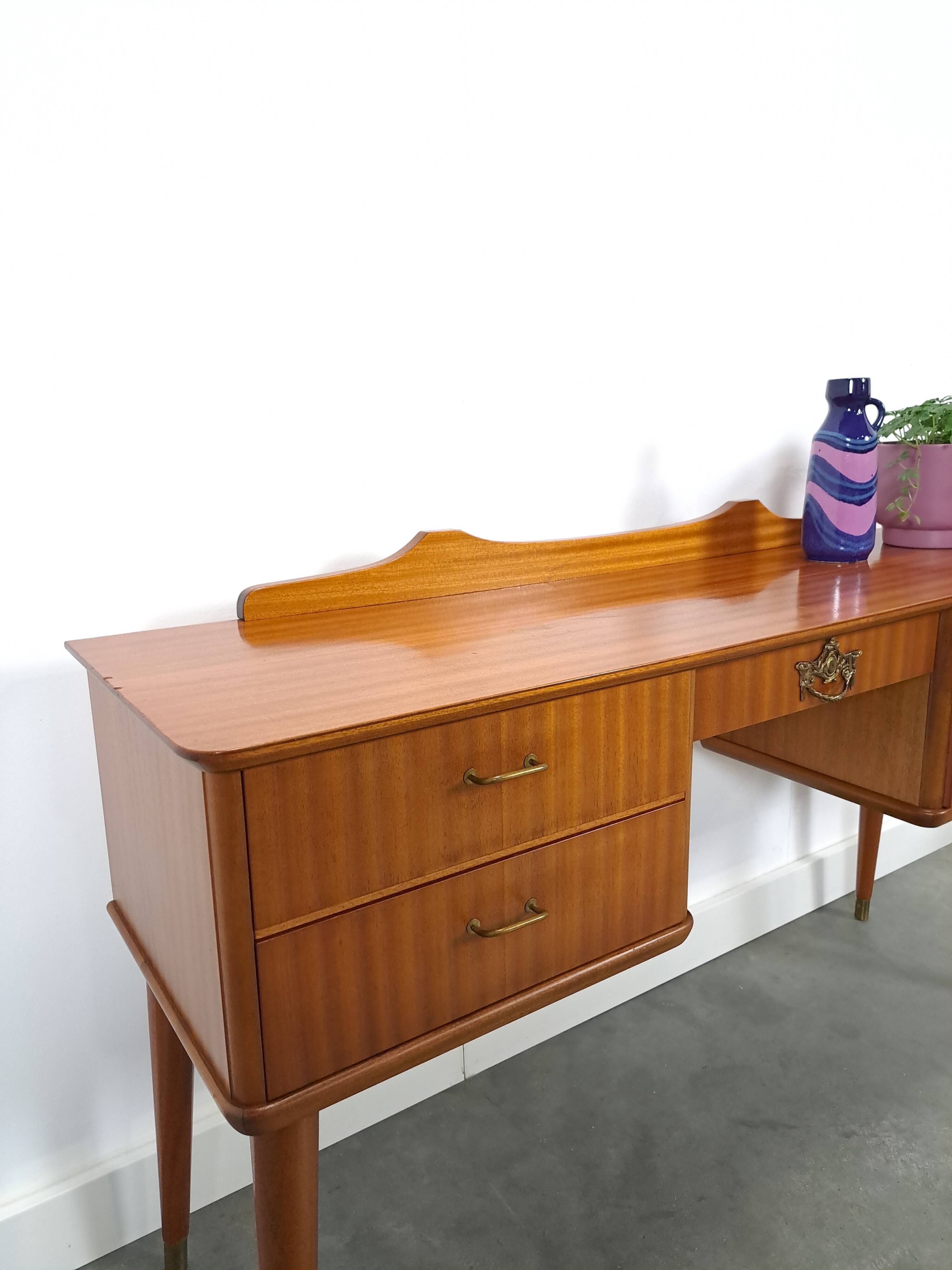 Side table met lades en messing details uit Zweden, kinder bureau