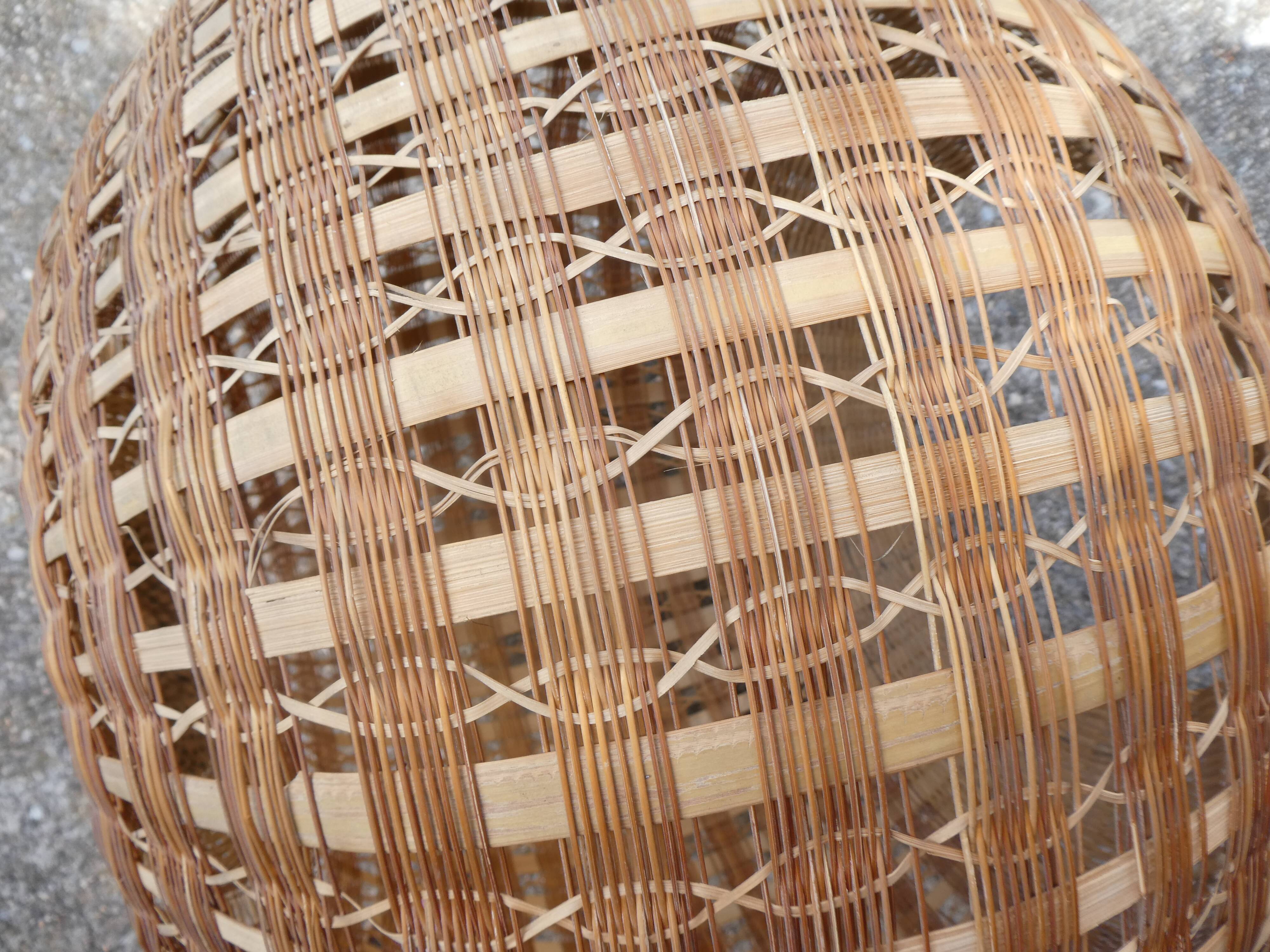 Suspension ball in rattan straw