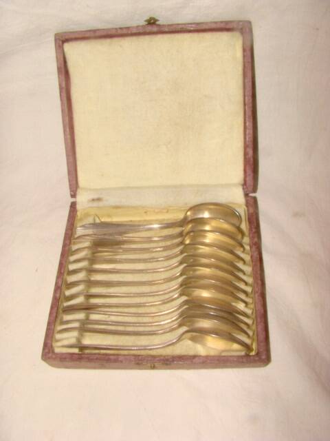 12 silver-plated metal teaspoons from the "Art Deco" period.