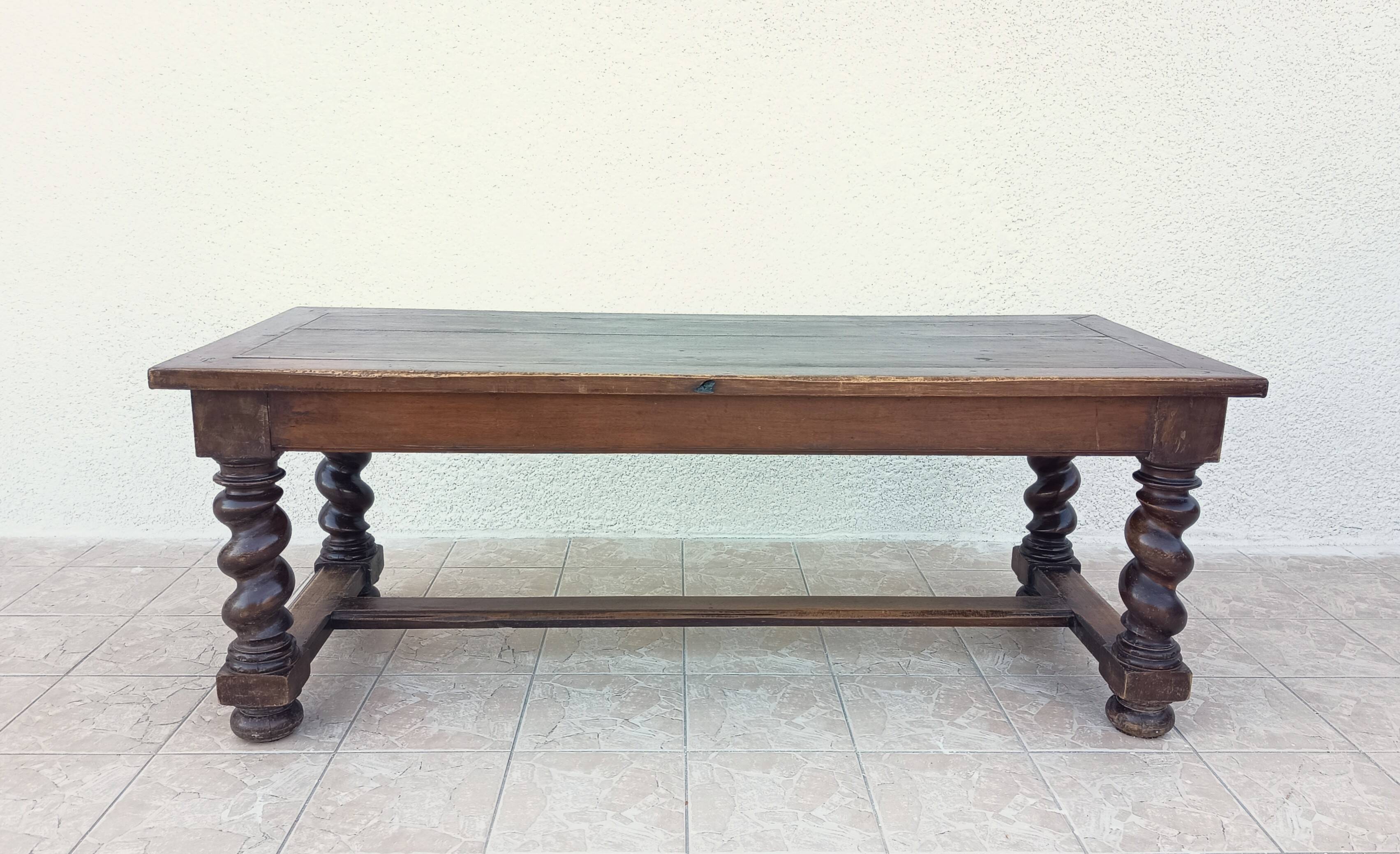 Louis XIII walnut table from the 19th century.