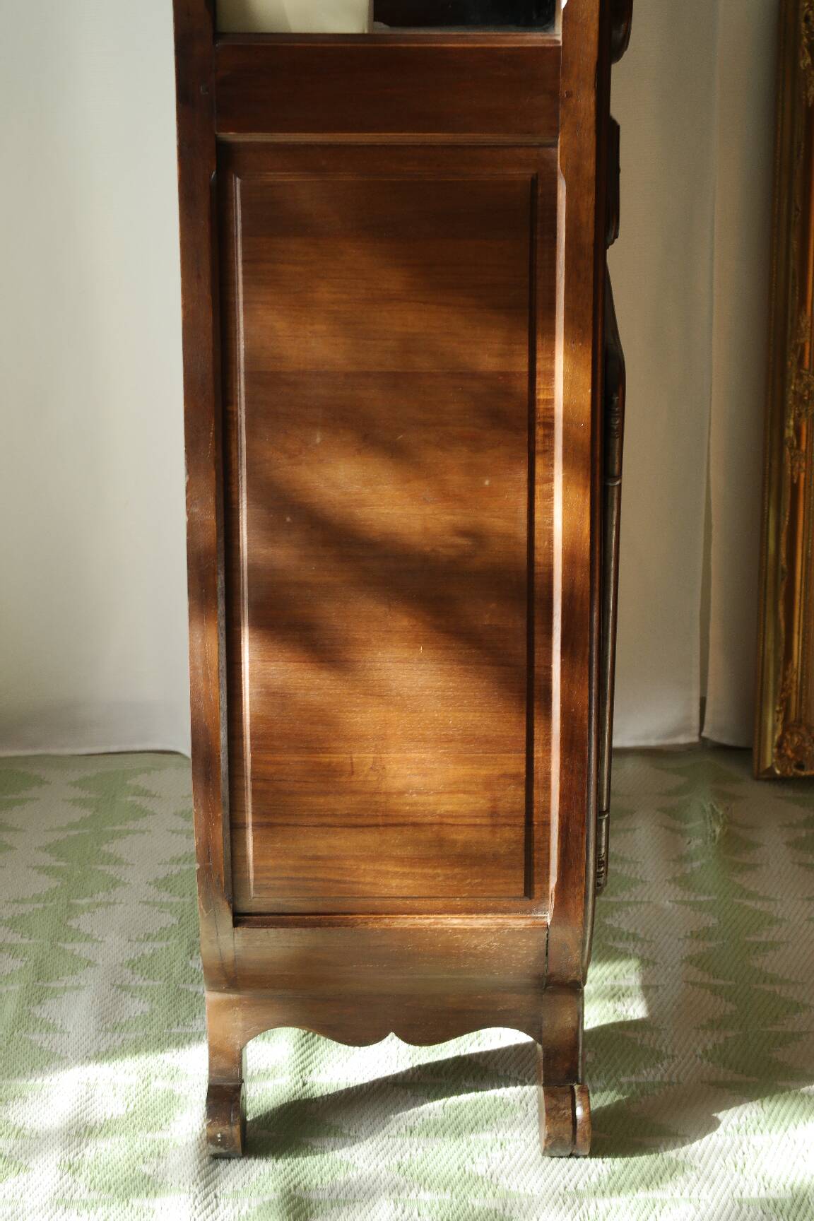 Curved display cabinet in solid walnut, mid-20th century.