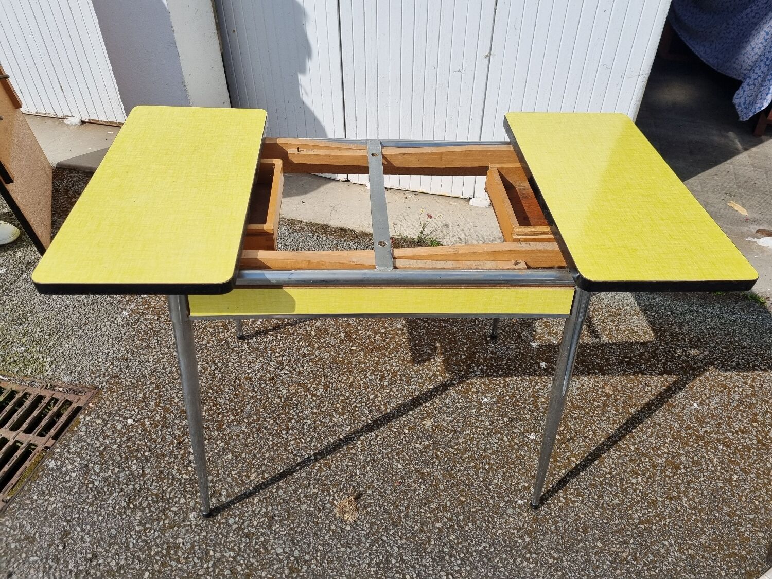 Yellow formica table and 2 extensions 1965