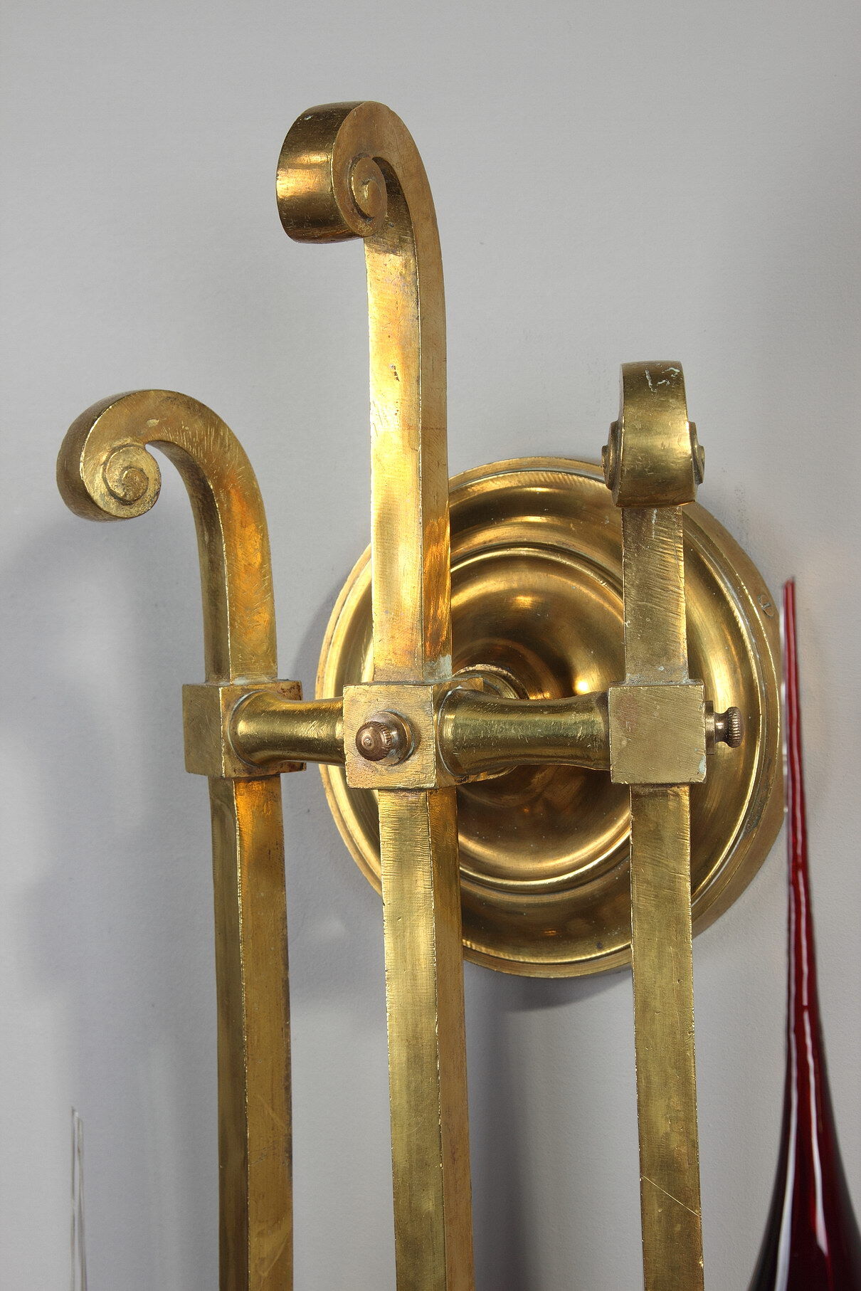 Golden brass wall lamp from the Art Deco period
