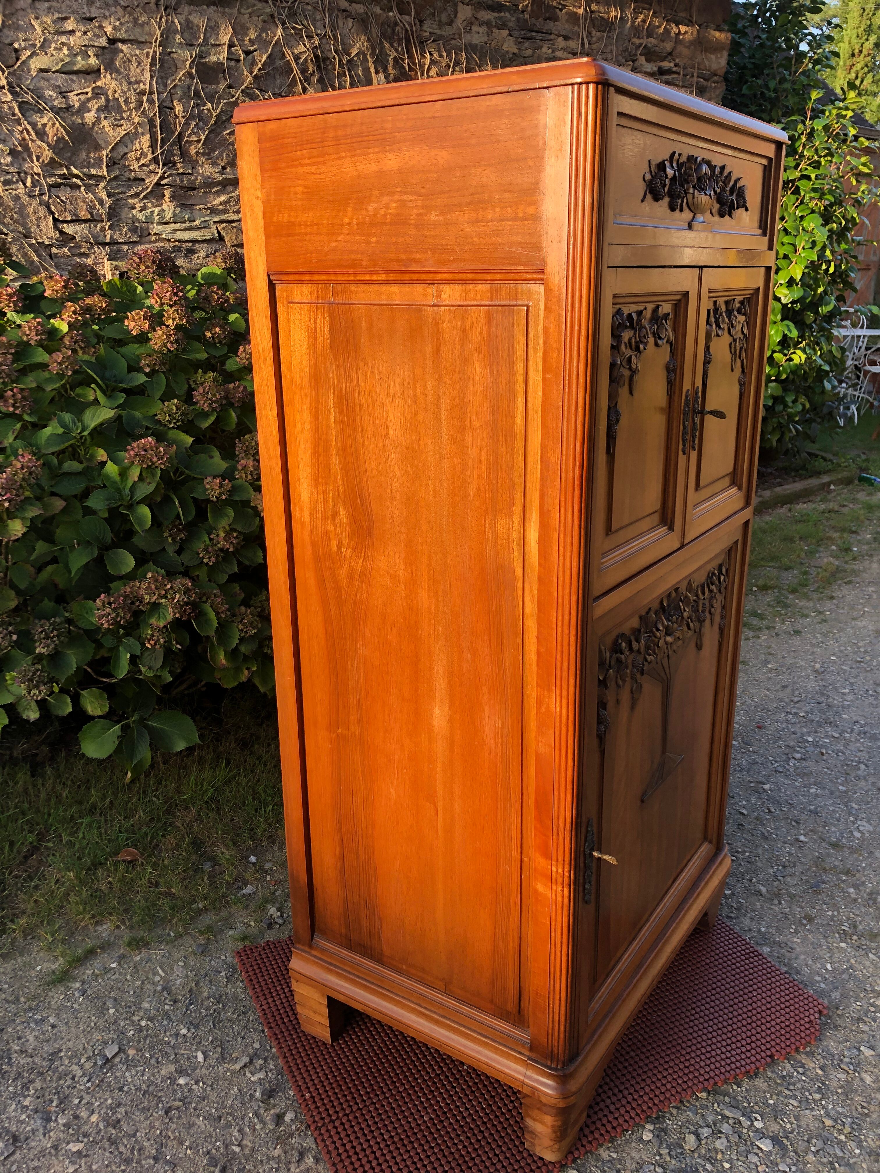 Buffet Art déco meuble bar en noyer massif à 3 portes et 1 faux tiroirs basculant richement sculpté.