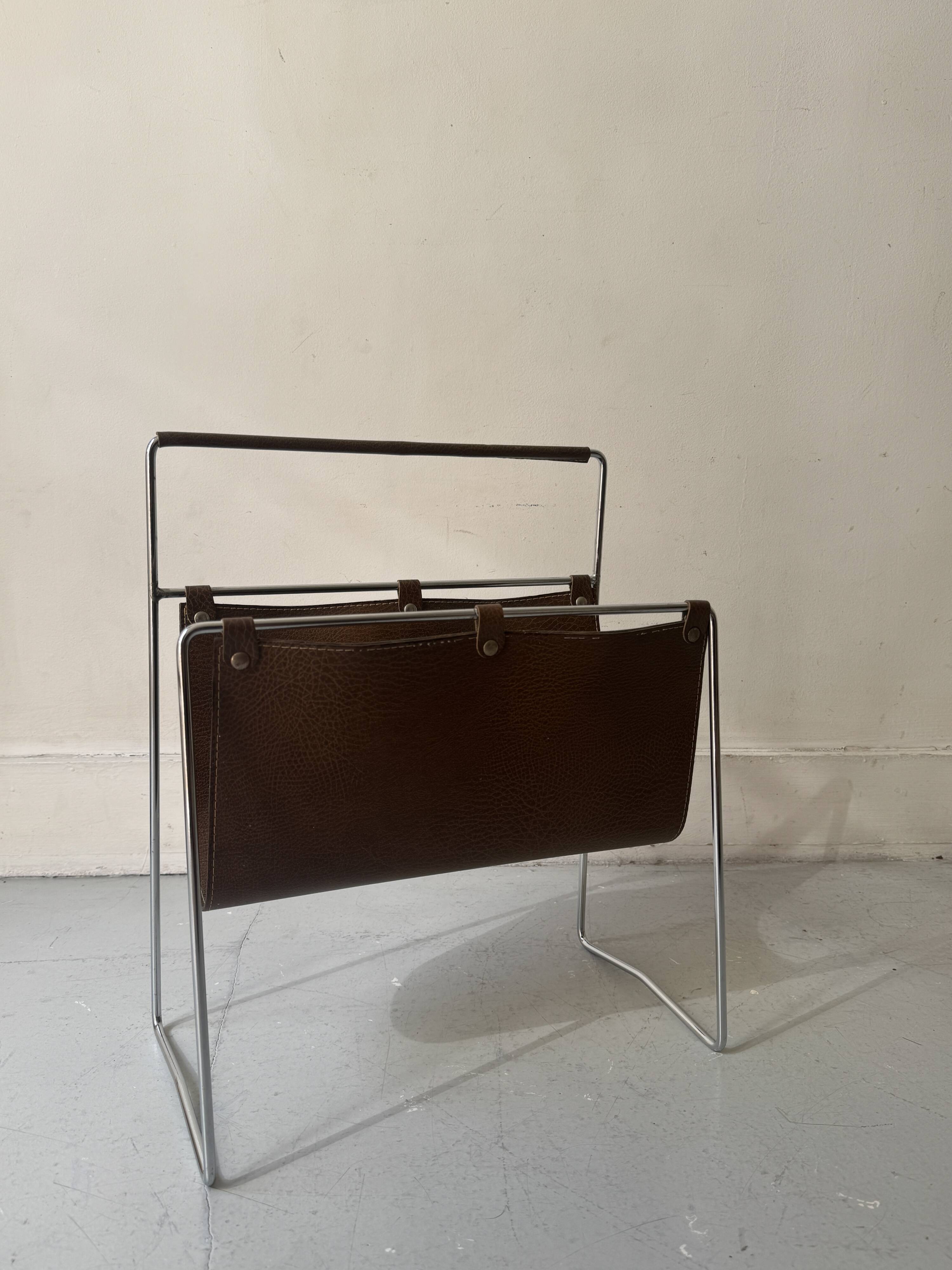 Modernist magazine rack in brown leather & chrome wire metal – 1970 design